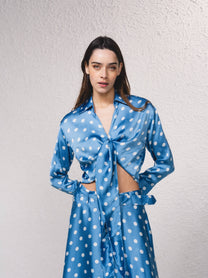 Blusa satinata a pois con fiocco