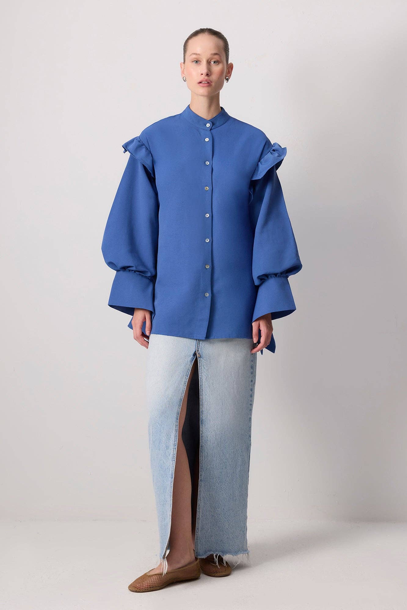 Camicia blu reale con volant in misto lino