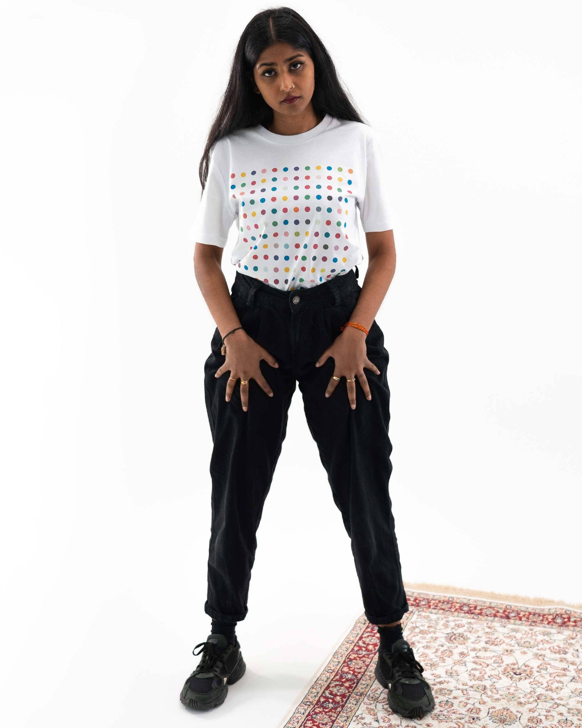 T-shirt unisex bianca con stampa a pois multicolore