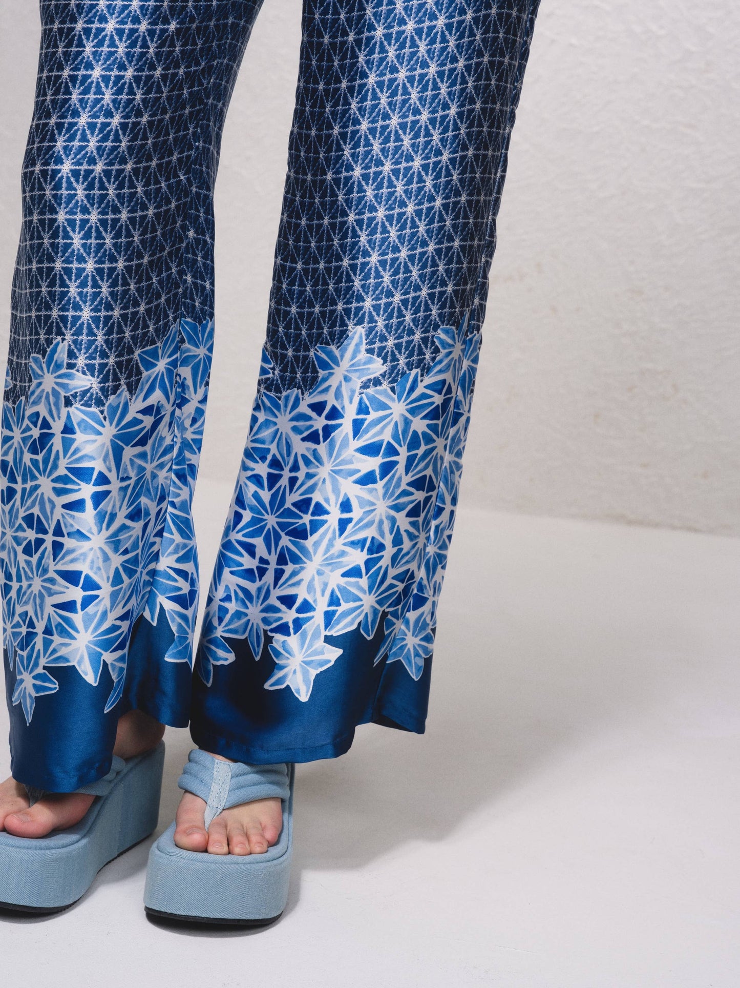 Pantaloni ampi in raso stampato blu