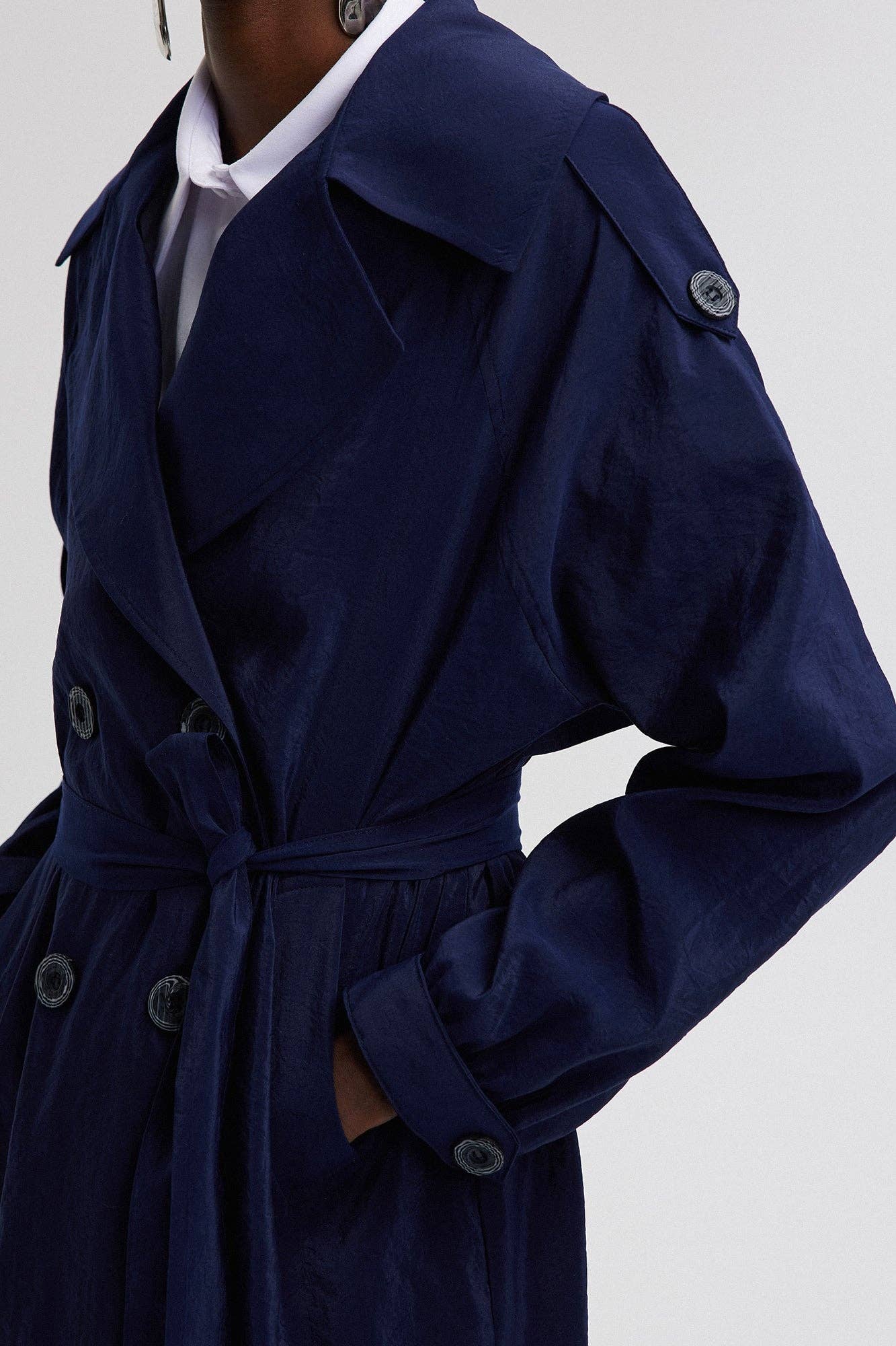 Trench coat rilassato con cintura effetto cupro blu navy