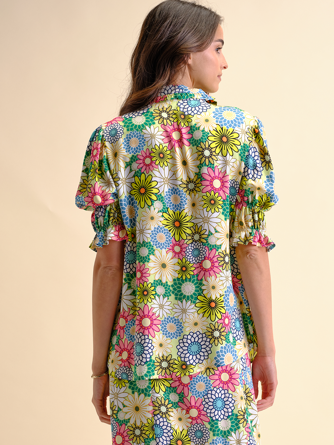 Blusa in viscosa a fiori con maniche a volant