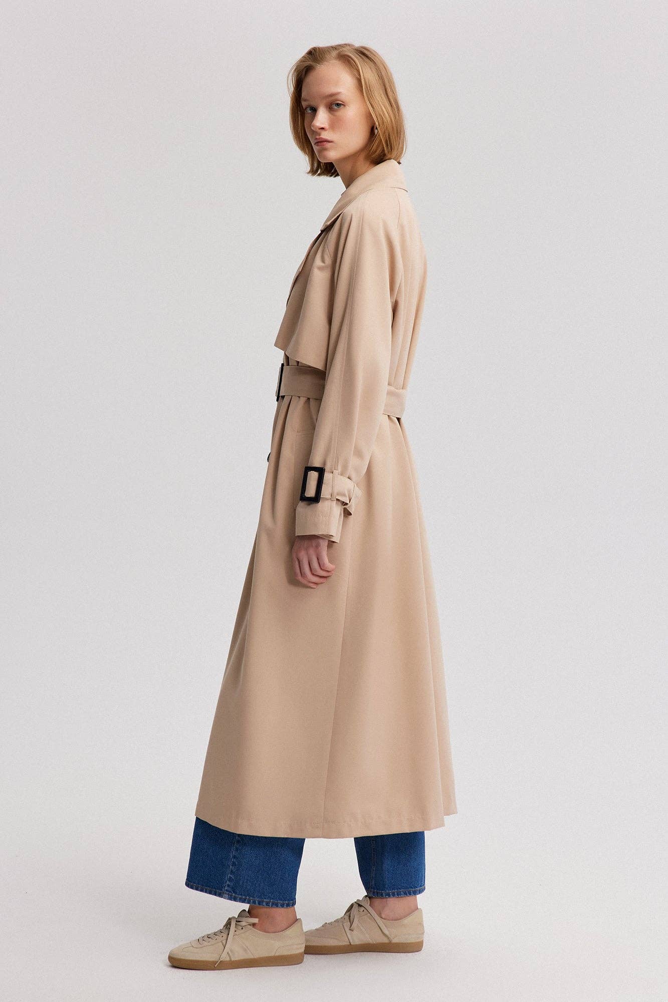 Trench oversize beige con cintura e fibbie