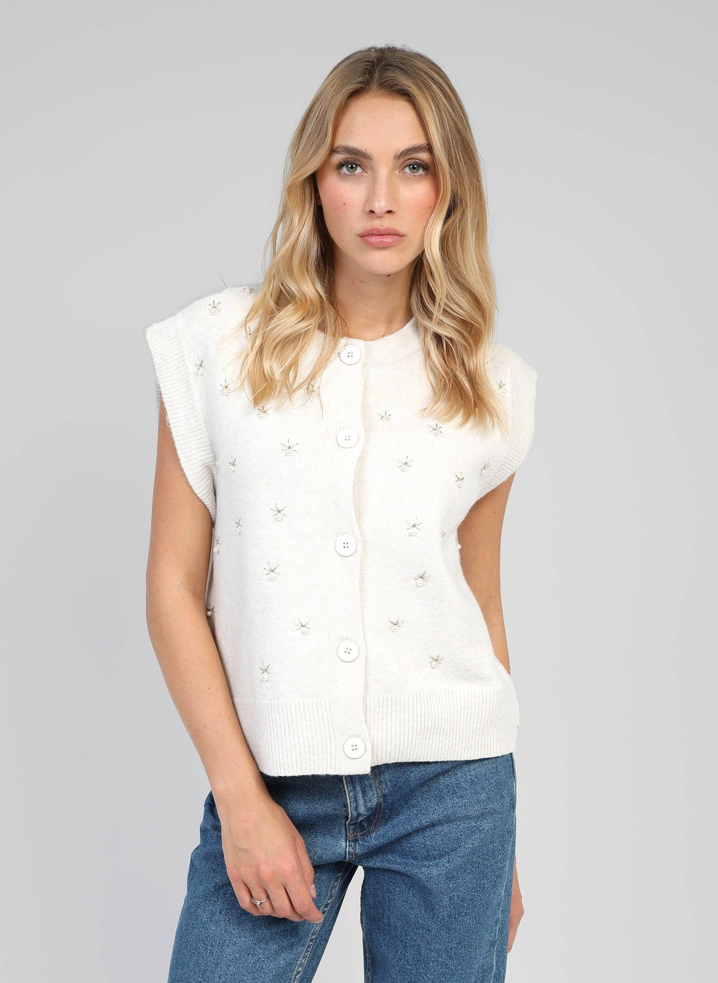 Cardigan smanicato in maglia écru con perle