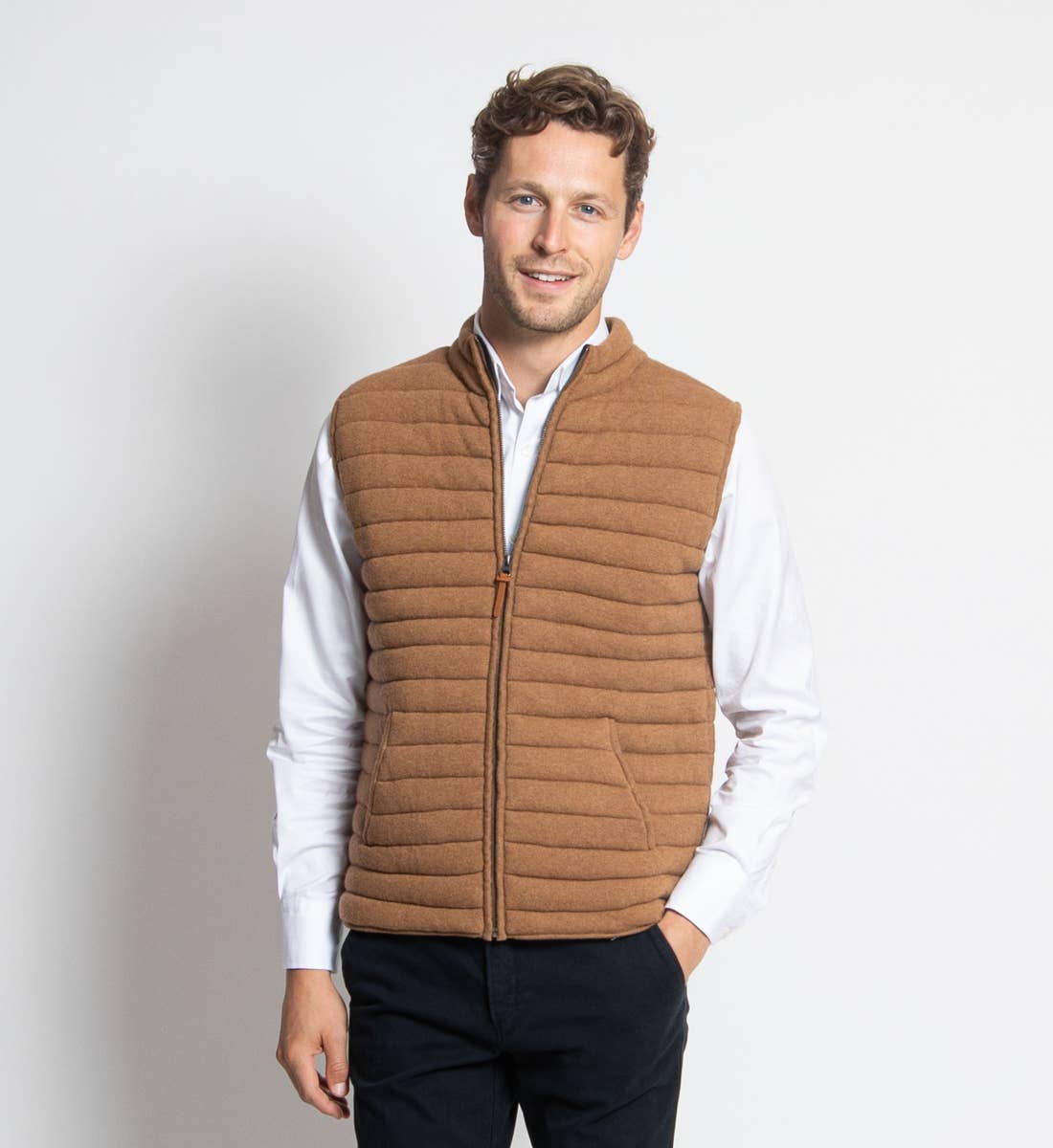 Gilet imbottito in lana merino con tasche color cammello