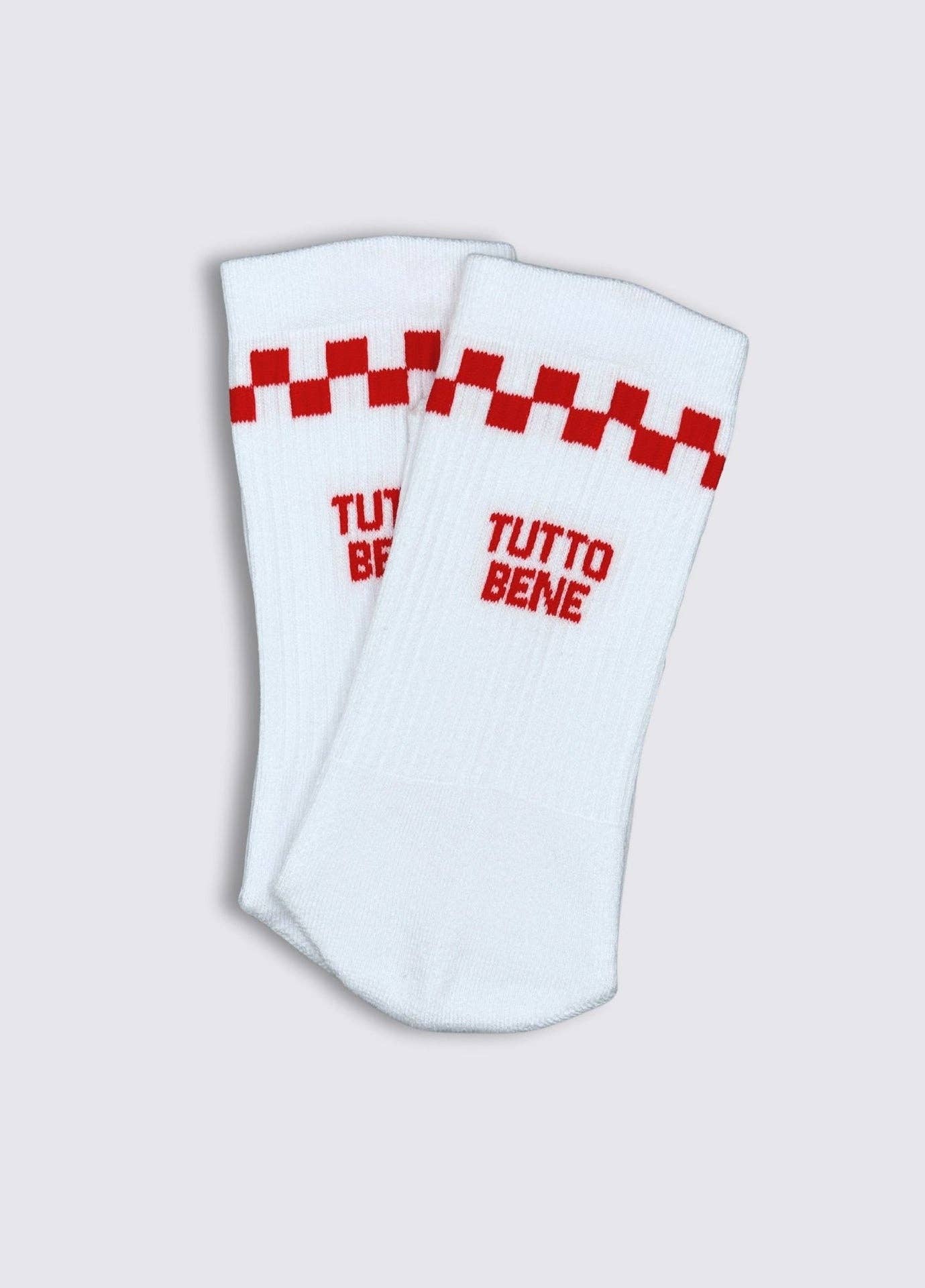 Calzini bianchi con scritta “Tutto Bene” rossa