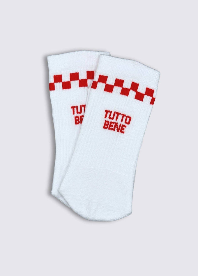 Calzini bianchi con scritta “Tutto Bene” rossa
