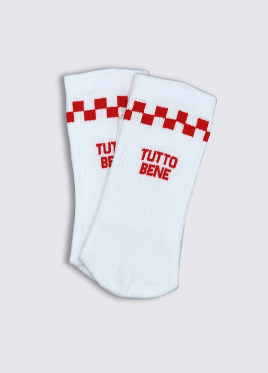 Calzini bianchi con scritta “Tutto Bene” rossa