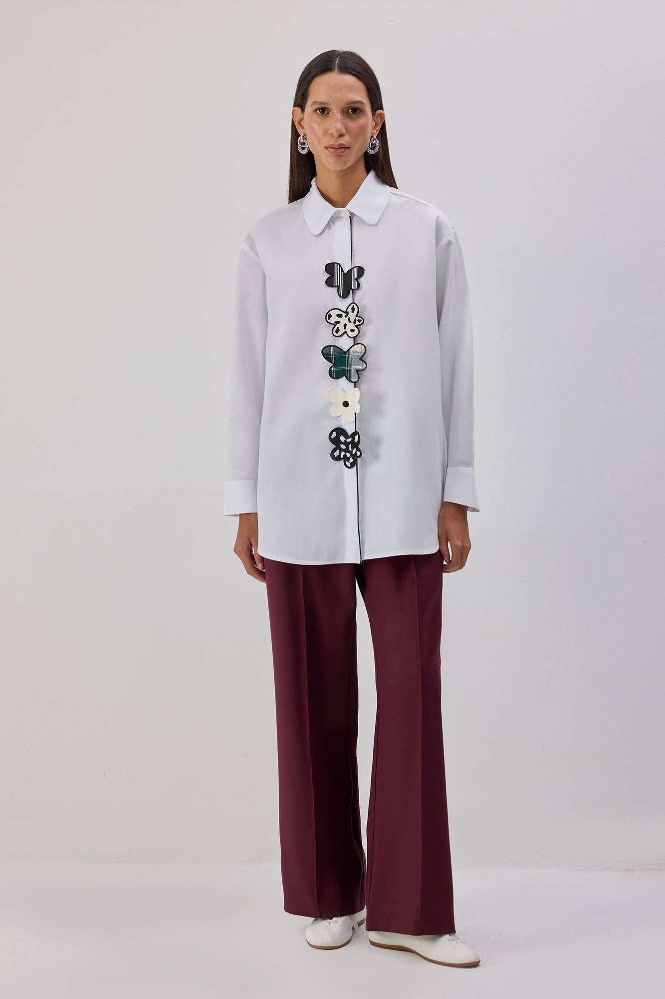 Camicia in popeline con applicazioni floreali