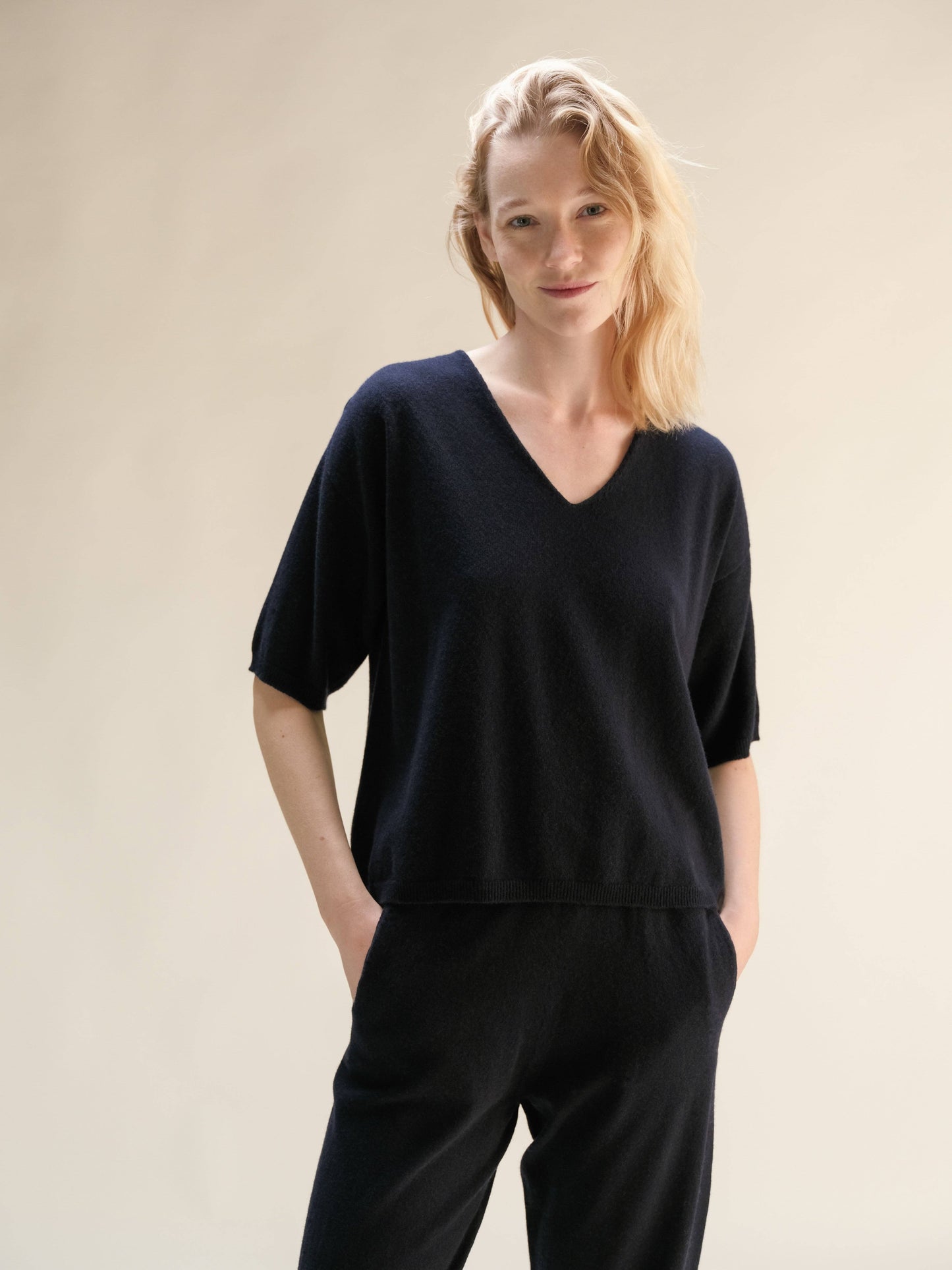 T-shirt in misto cashmere a scollo V seamless 3D-knit