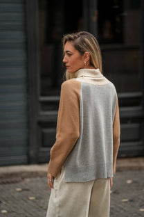 Maglia bicolore in lana e cashmere con collo alto