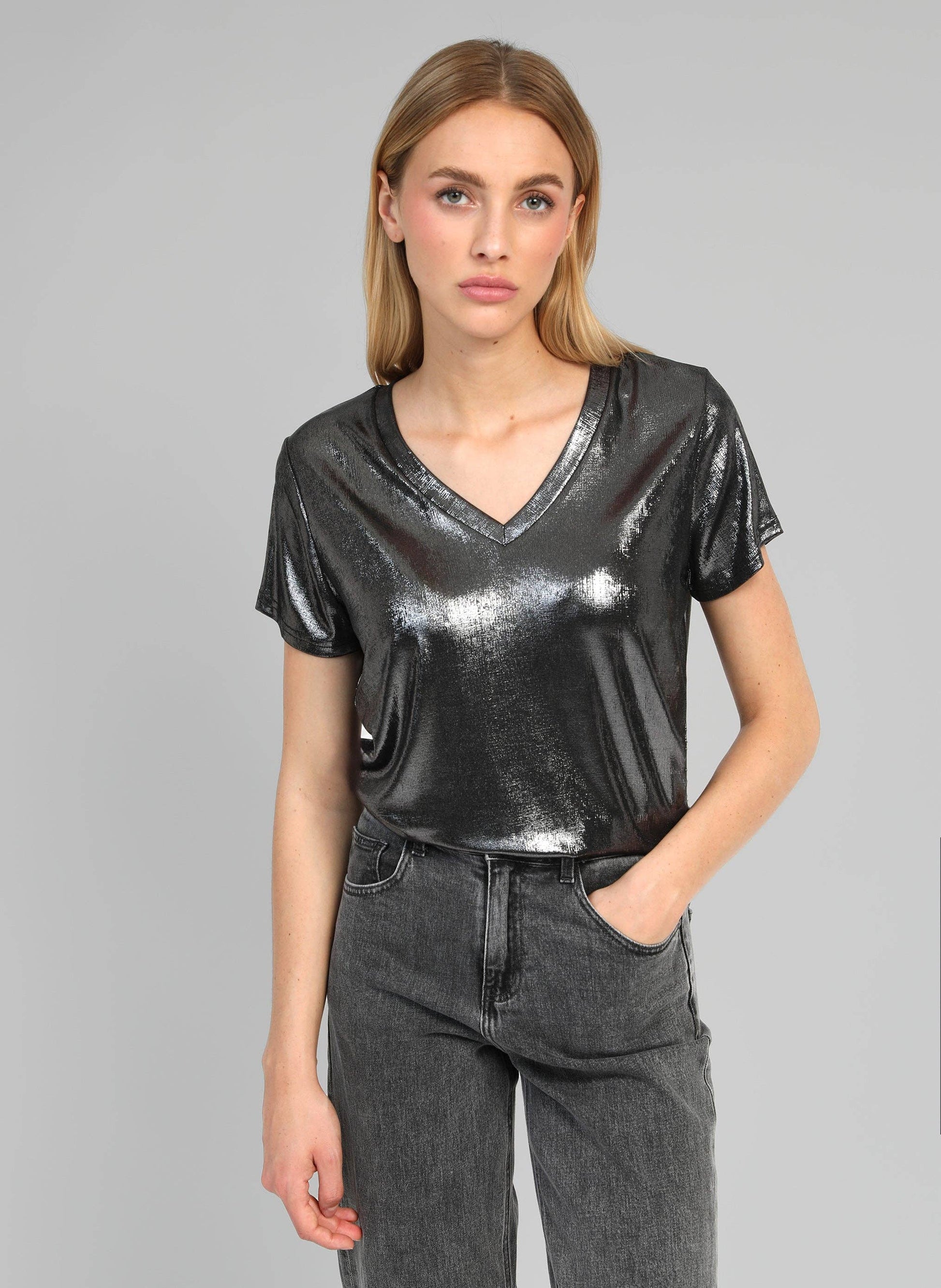 T-shirt metallizzata antracite con scollo a V