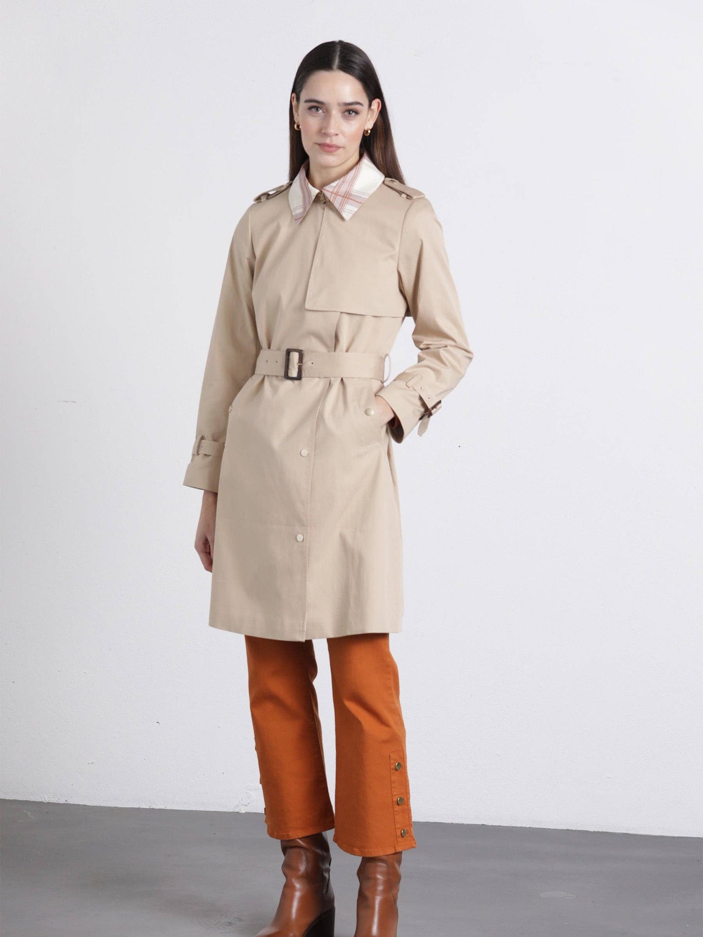 Trench in gabardine beige con cintura e colletto a quadri