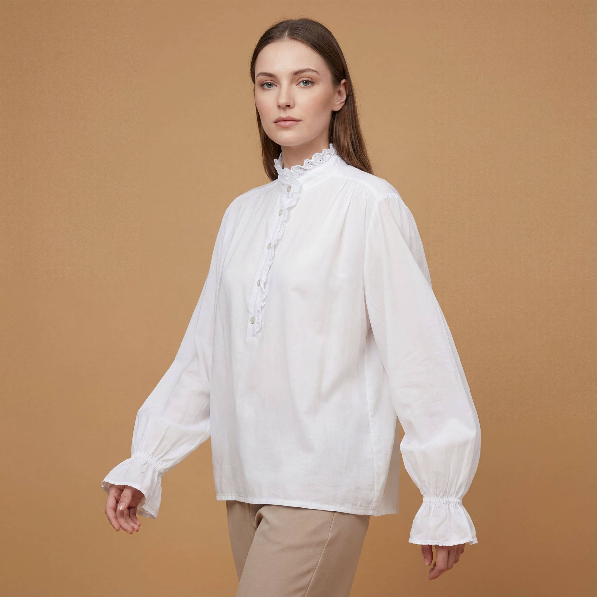 Camicia romantica con collo alto in pizzo