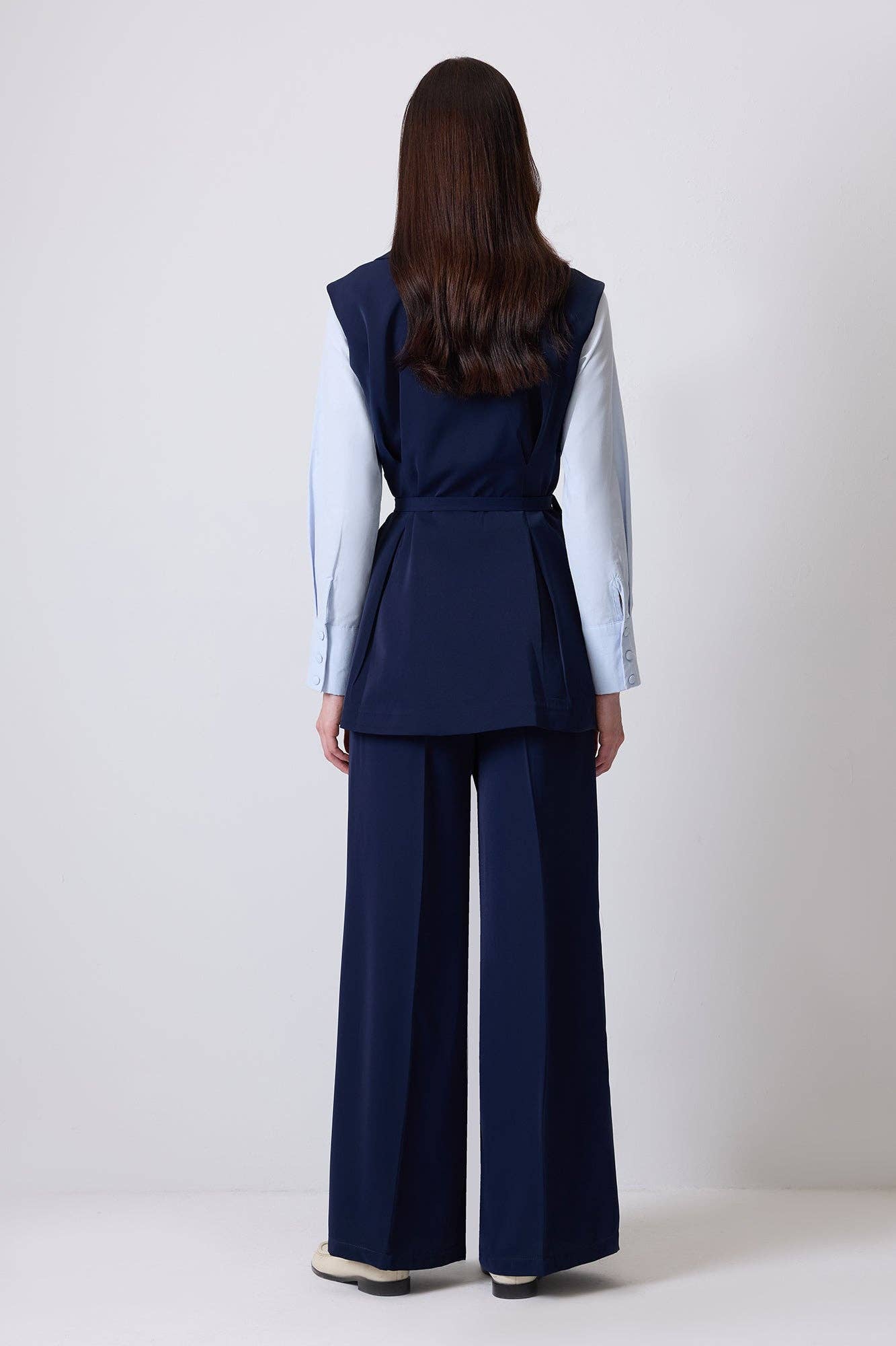 Completo con gilet doppiopetto e pantaloni a pieghe blu navy