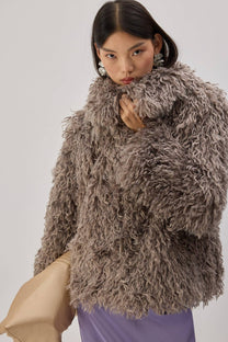 Cappotto in pelliccia sintetica riccia color visone