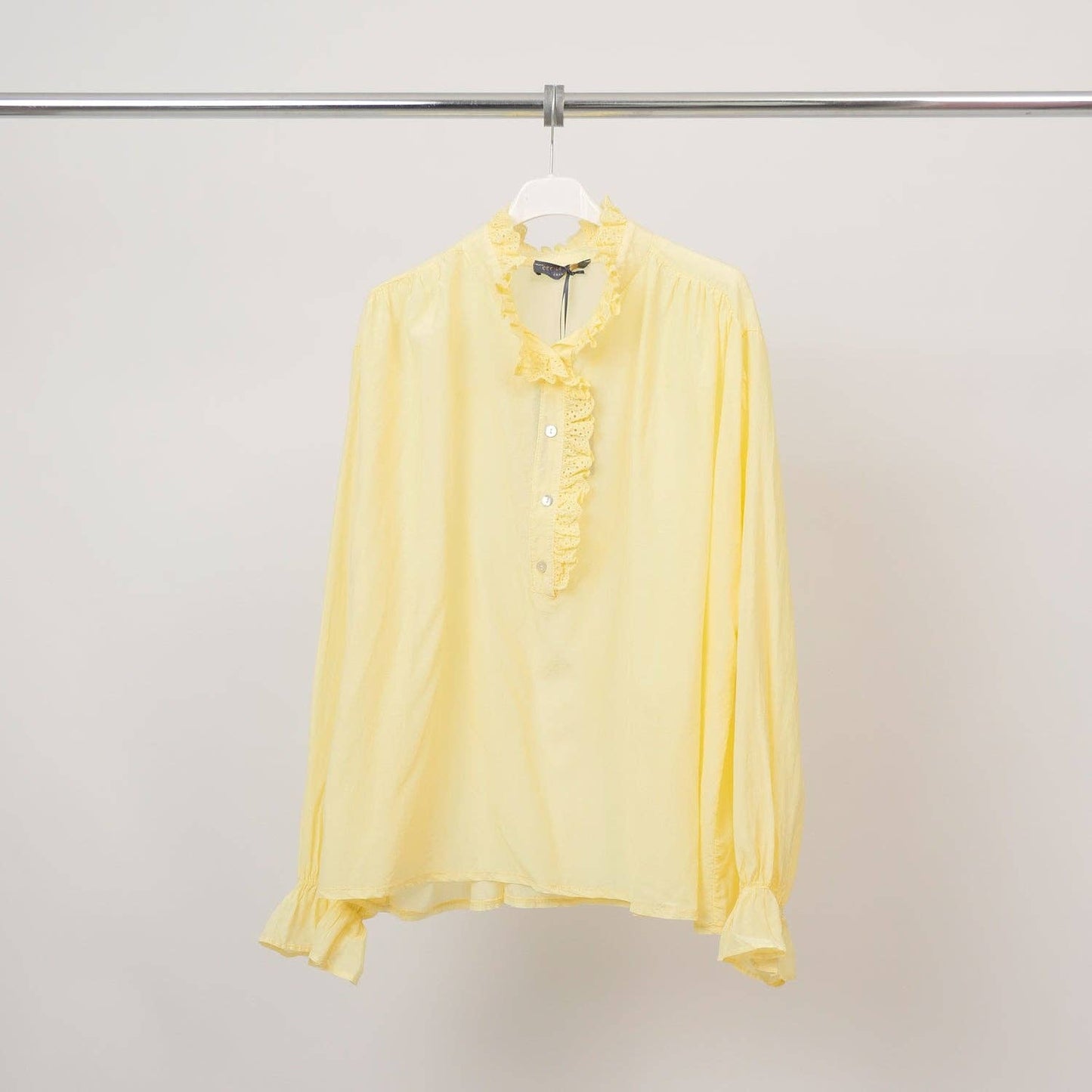 Camicia romantica con collo alto in pizzo