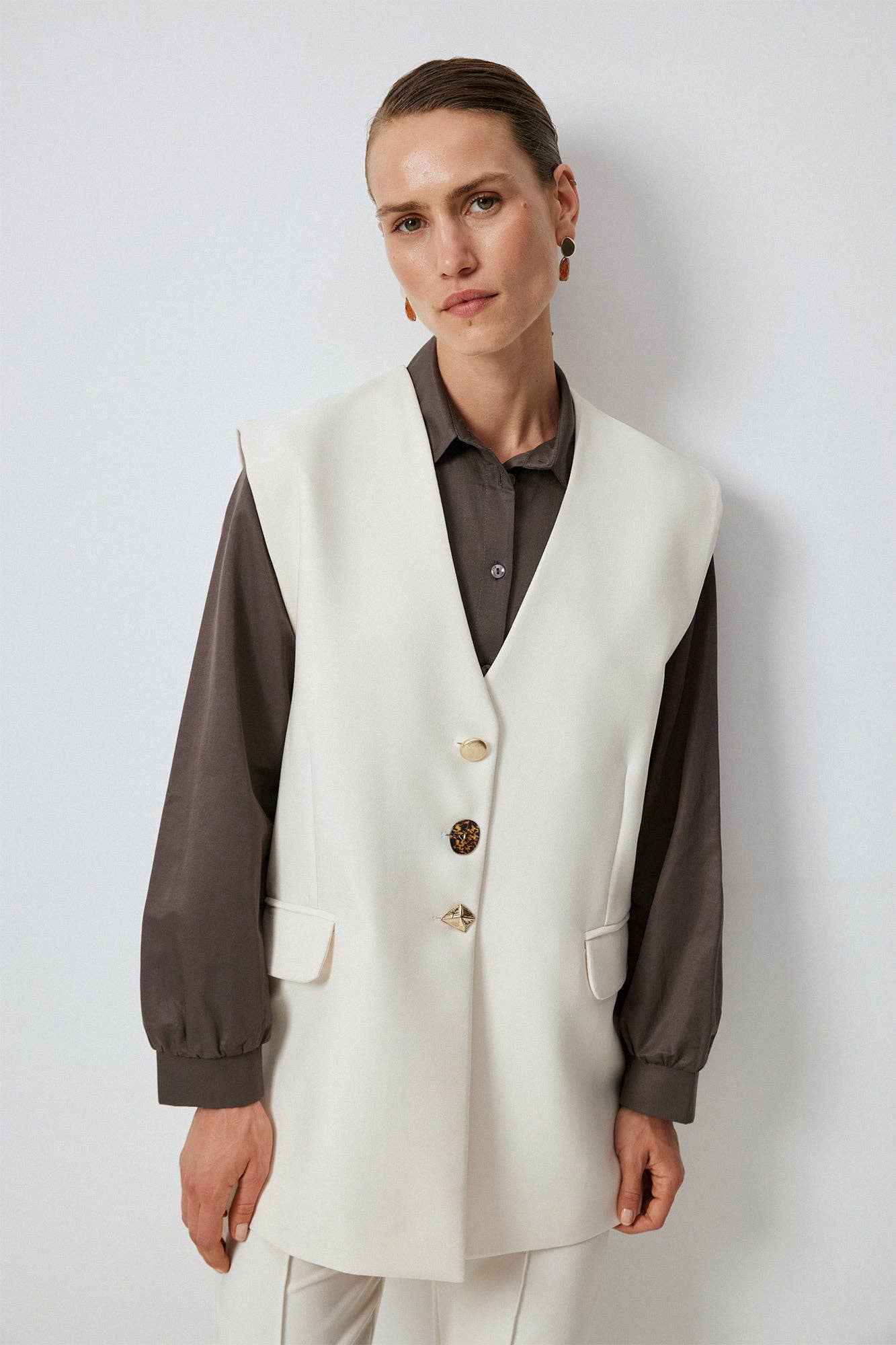 Gilet in crêpe con bottoni