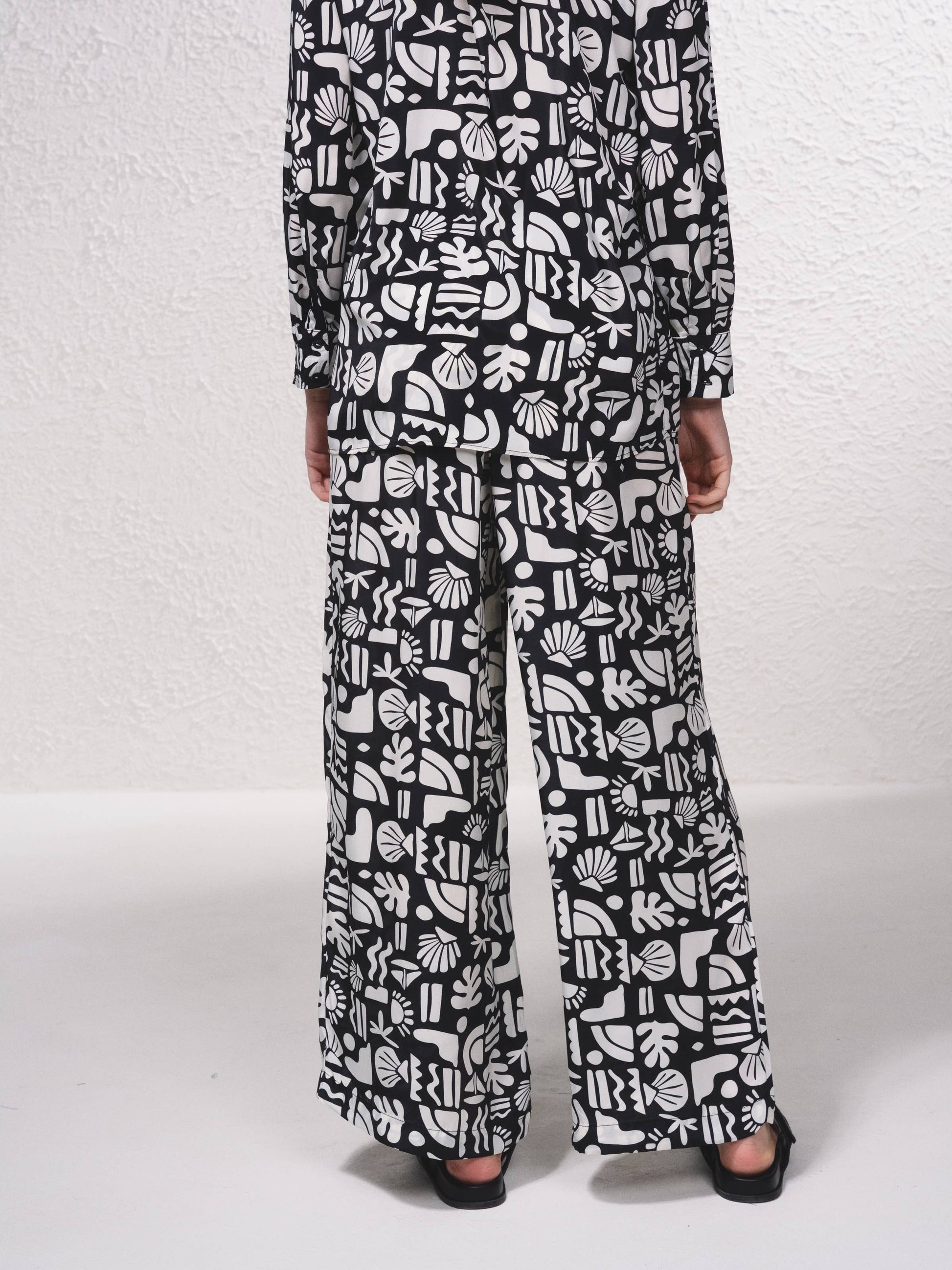 Pantaloni satinati a vita alta con stampa