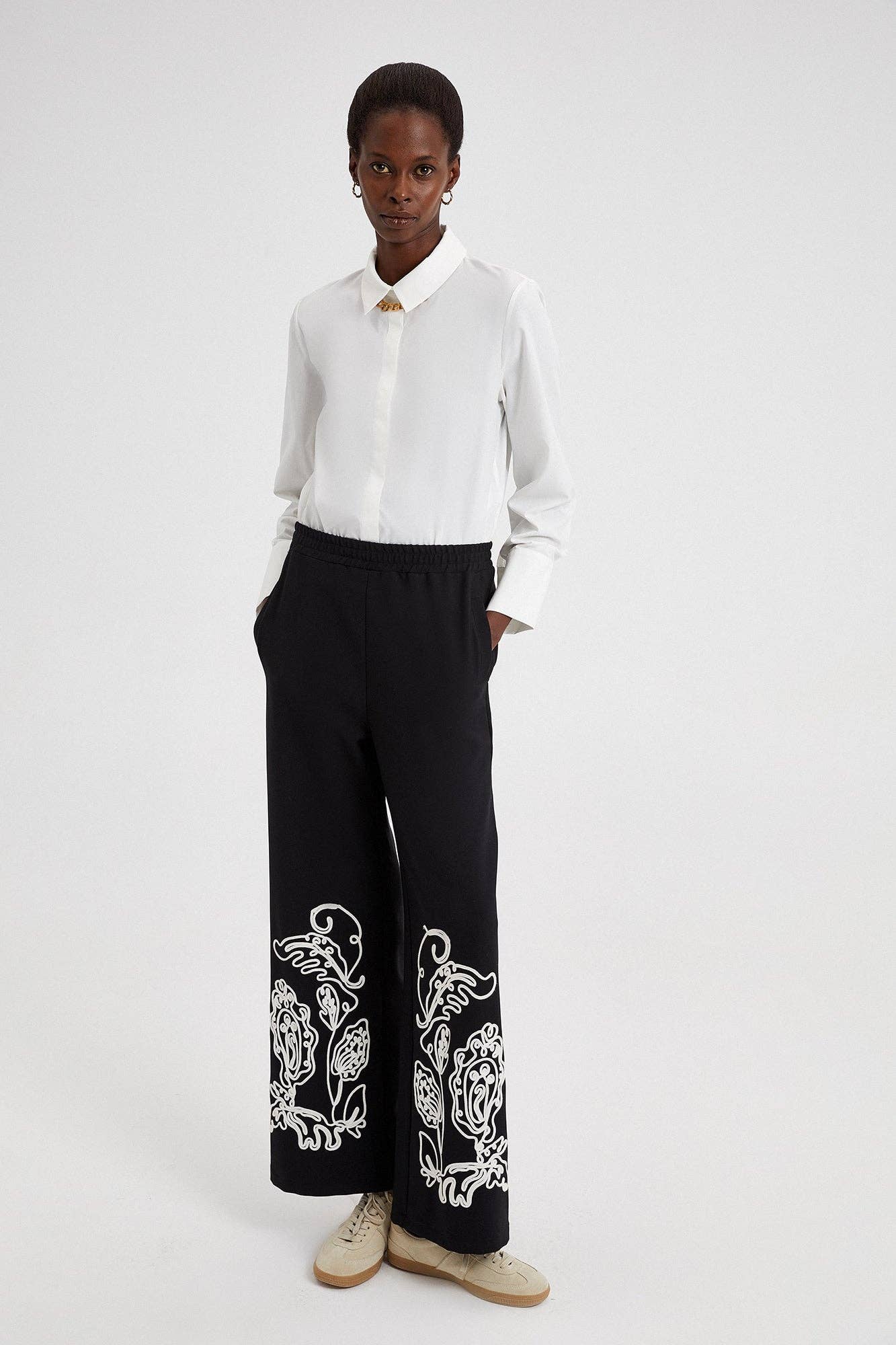 Pantaloni in crêpe neri con ricami