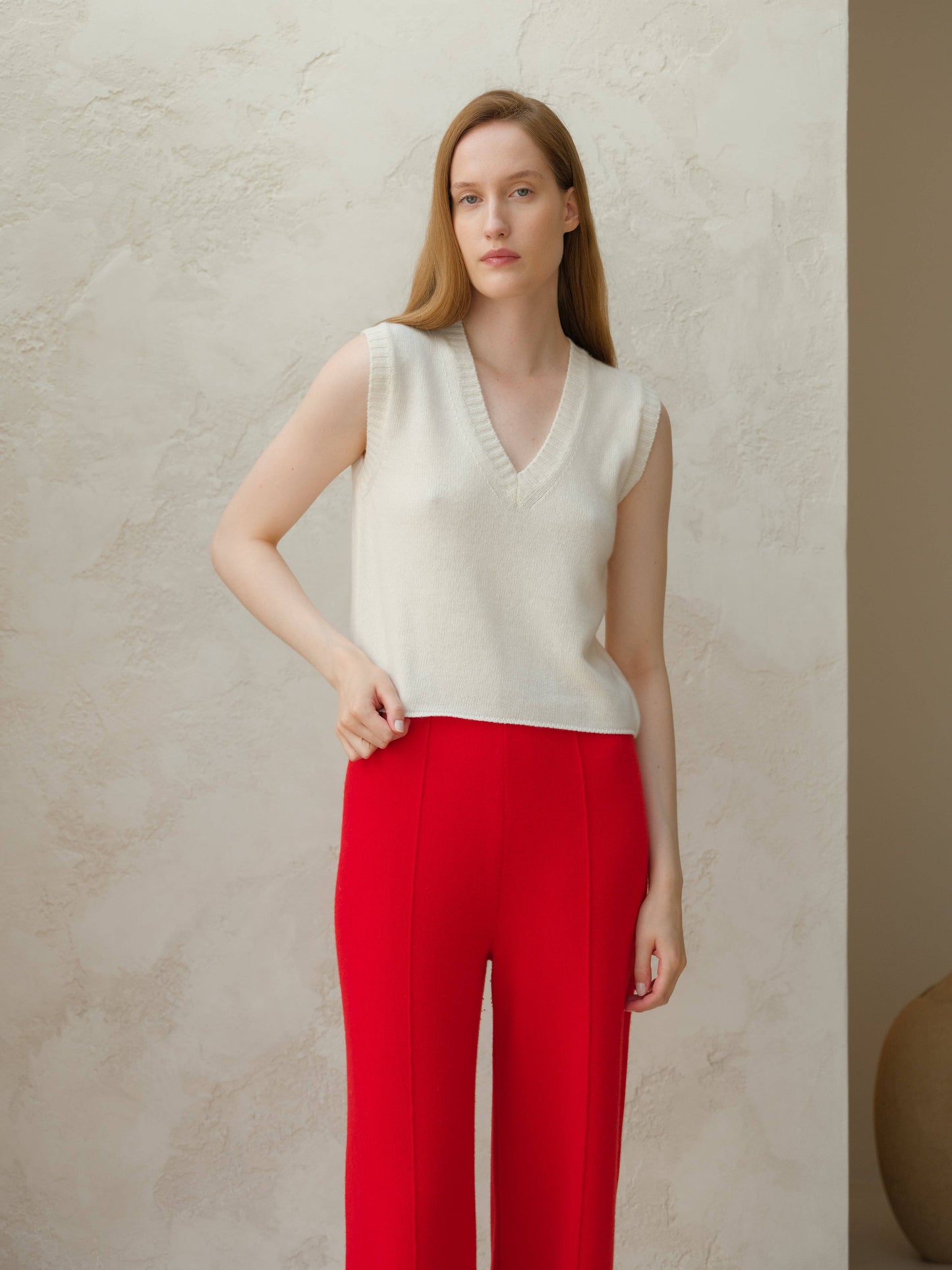 Top smanicato in misto cashmere con scollo a V