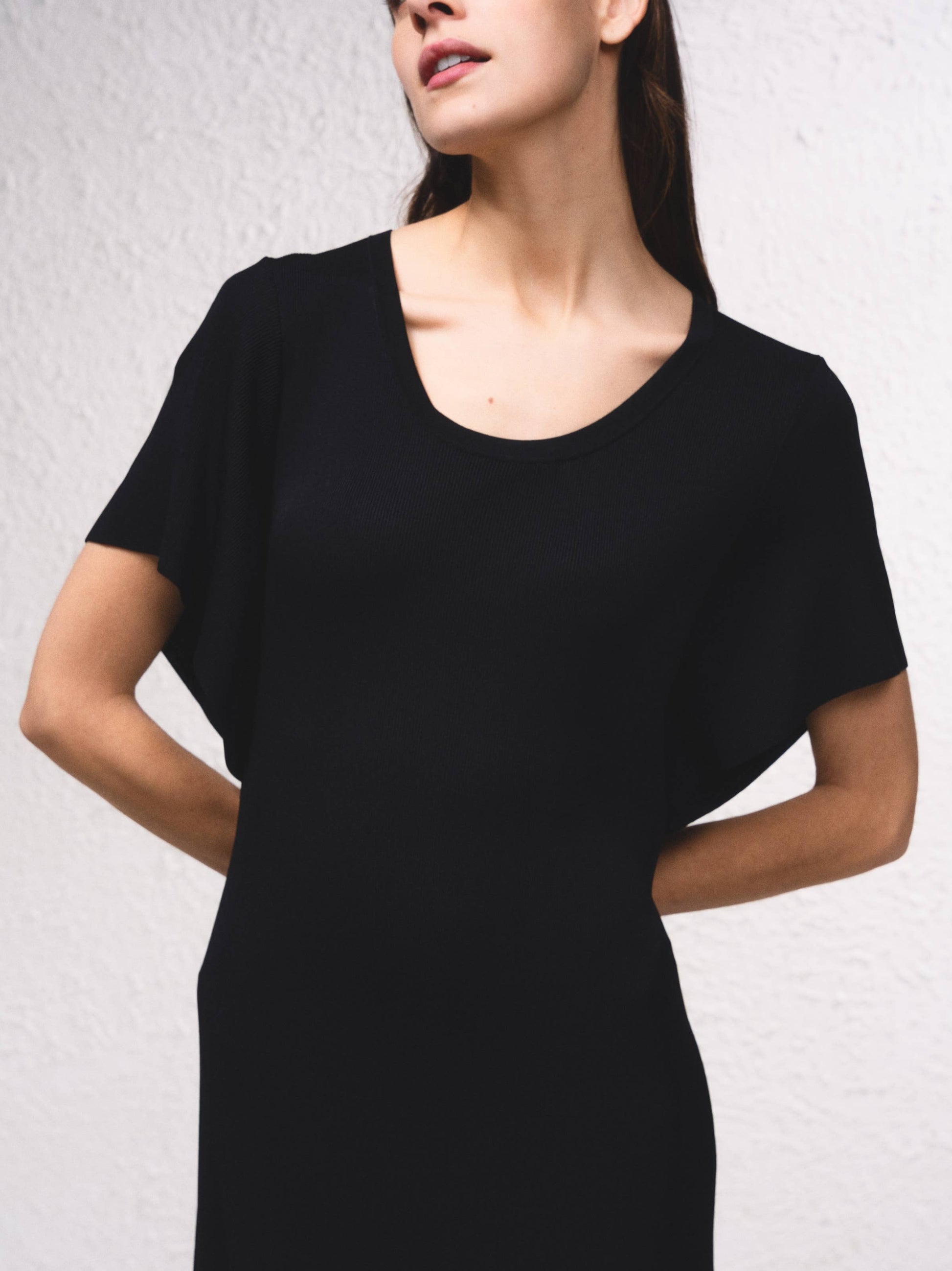 Abito midi in maglia a coste con maniche fluide