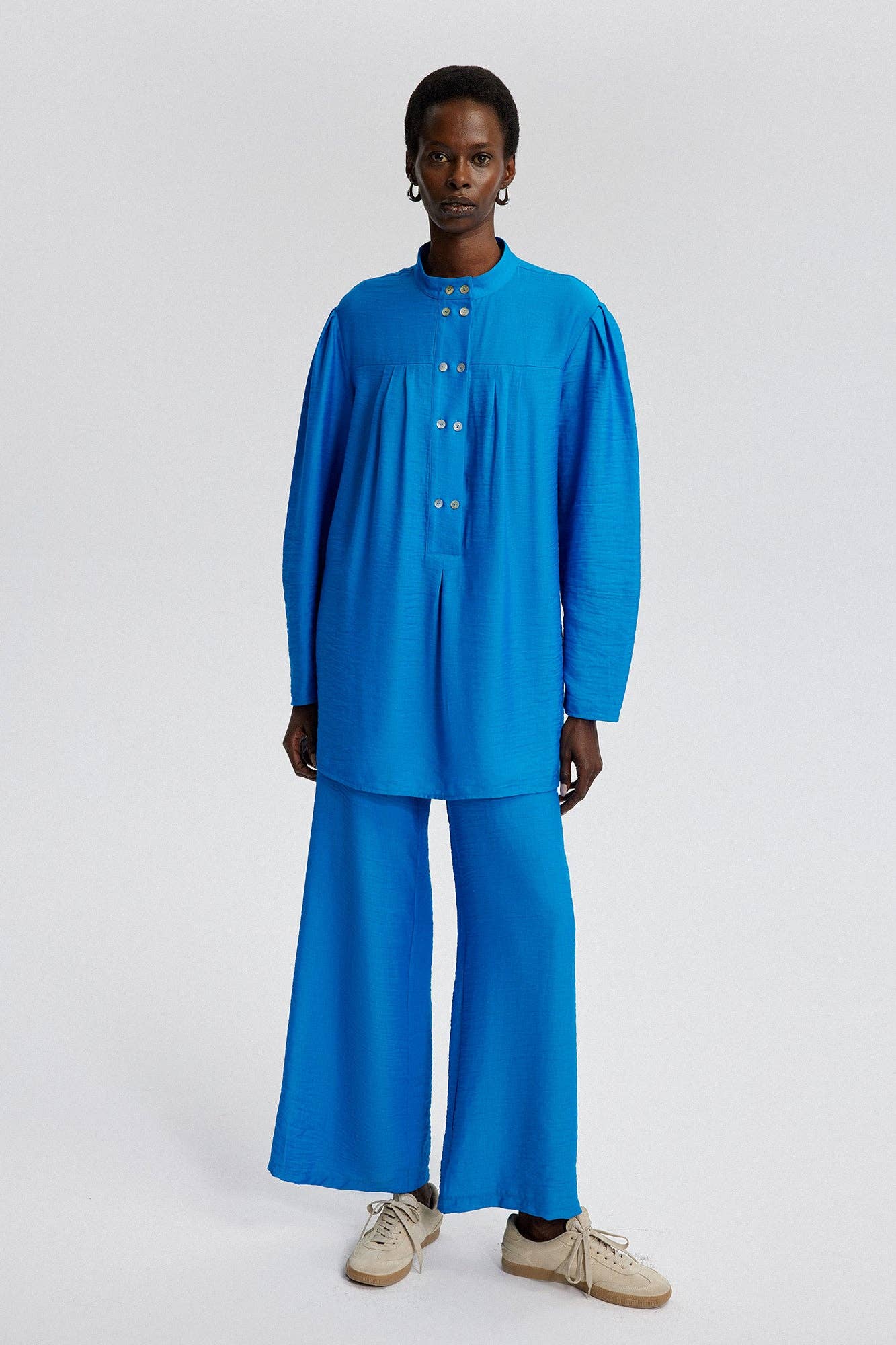 Completo tunica e pantaloni blu in tessuto naturale