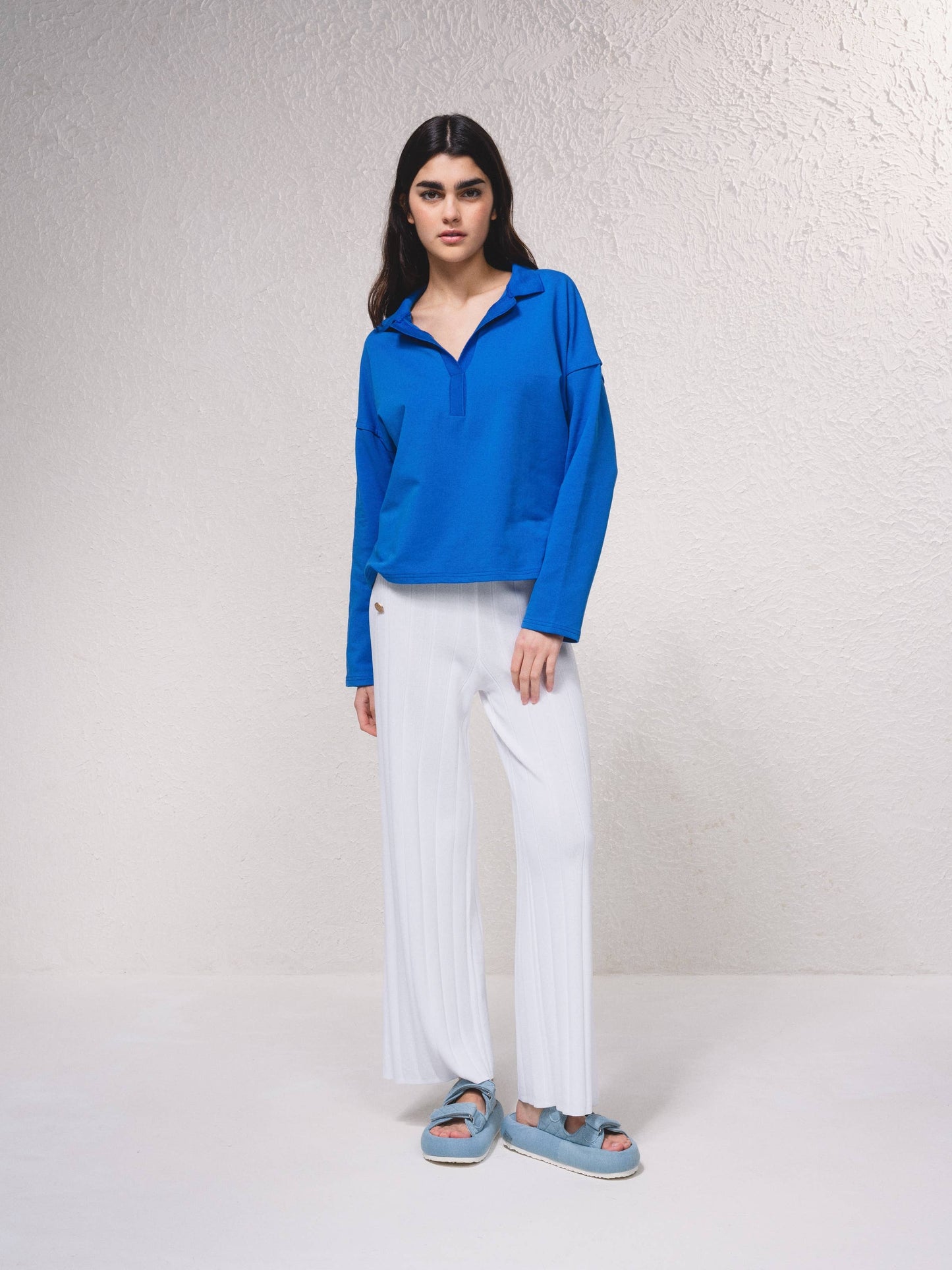 Pantaloni in maglia fine a coste con bottoni dorati