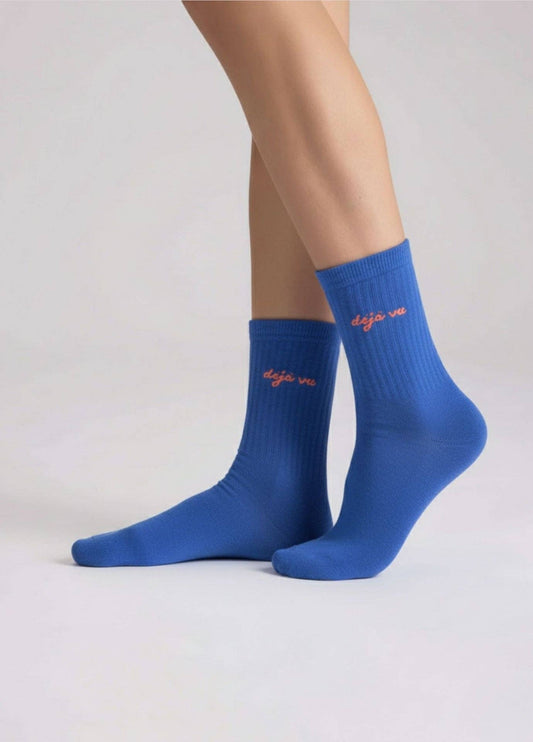 Calzini Déjà Vu blu con lettering corallo in cotone biologico