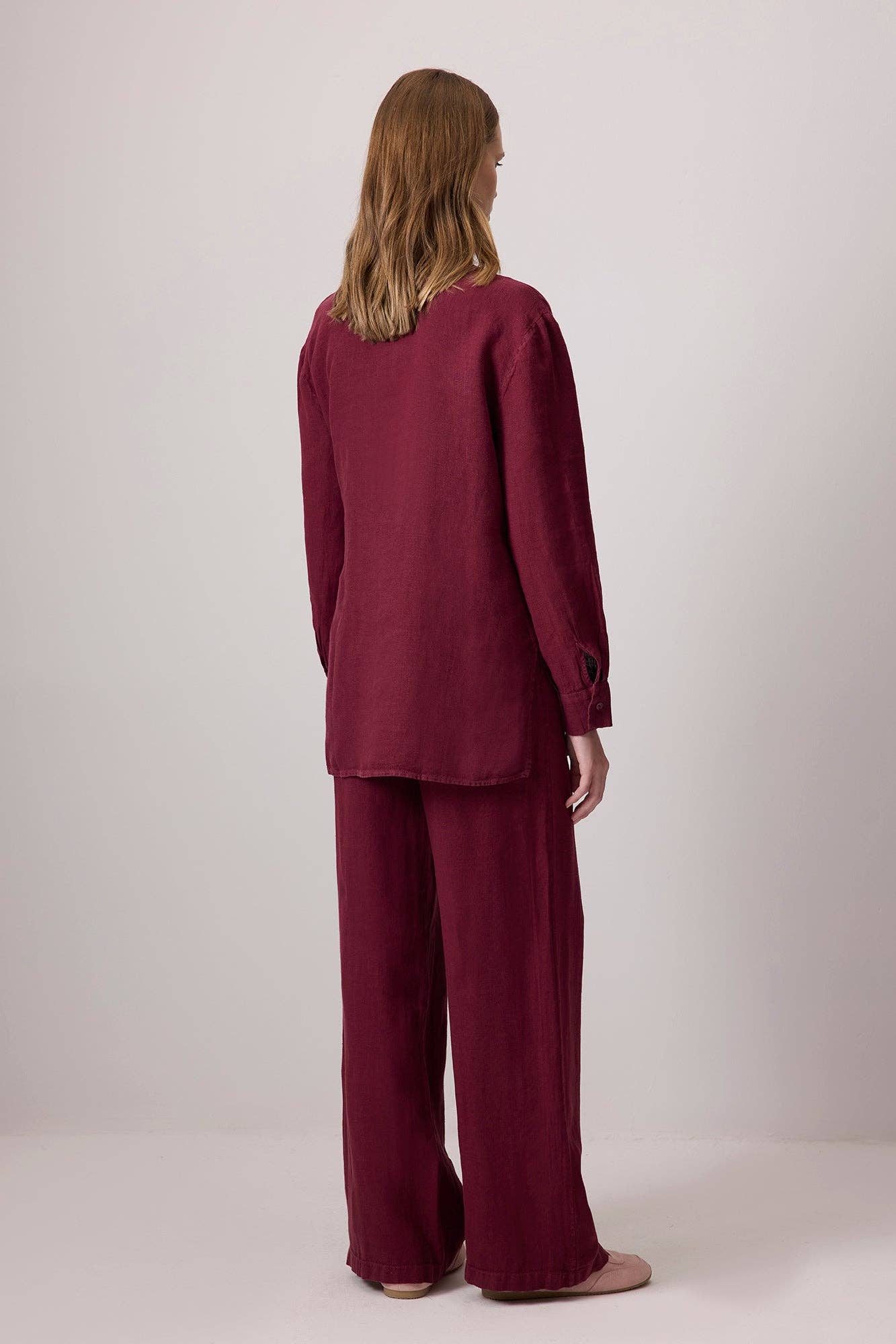 Completo in lino bordeaux con camicia con cintura e pantaloni wide-leg