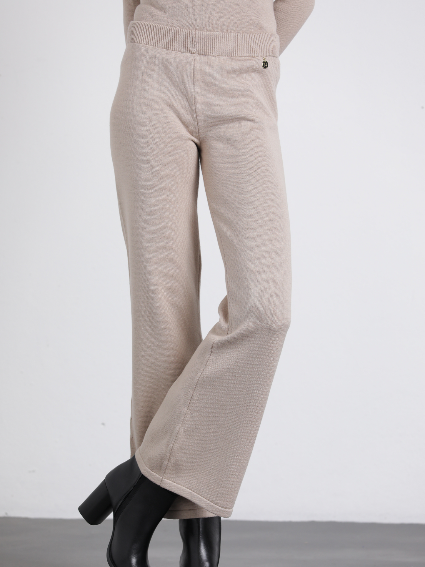 Pantaloni in maglia a zampa