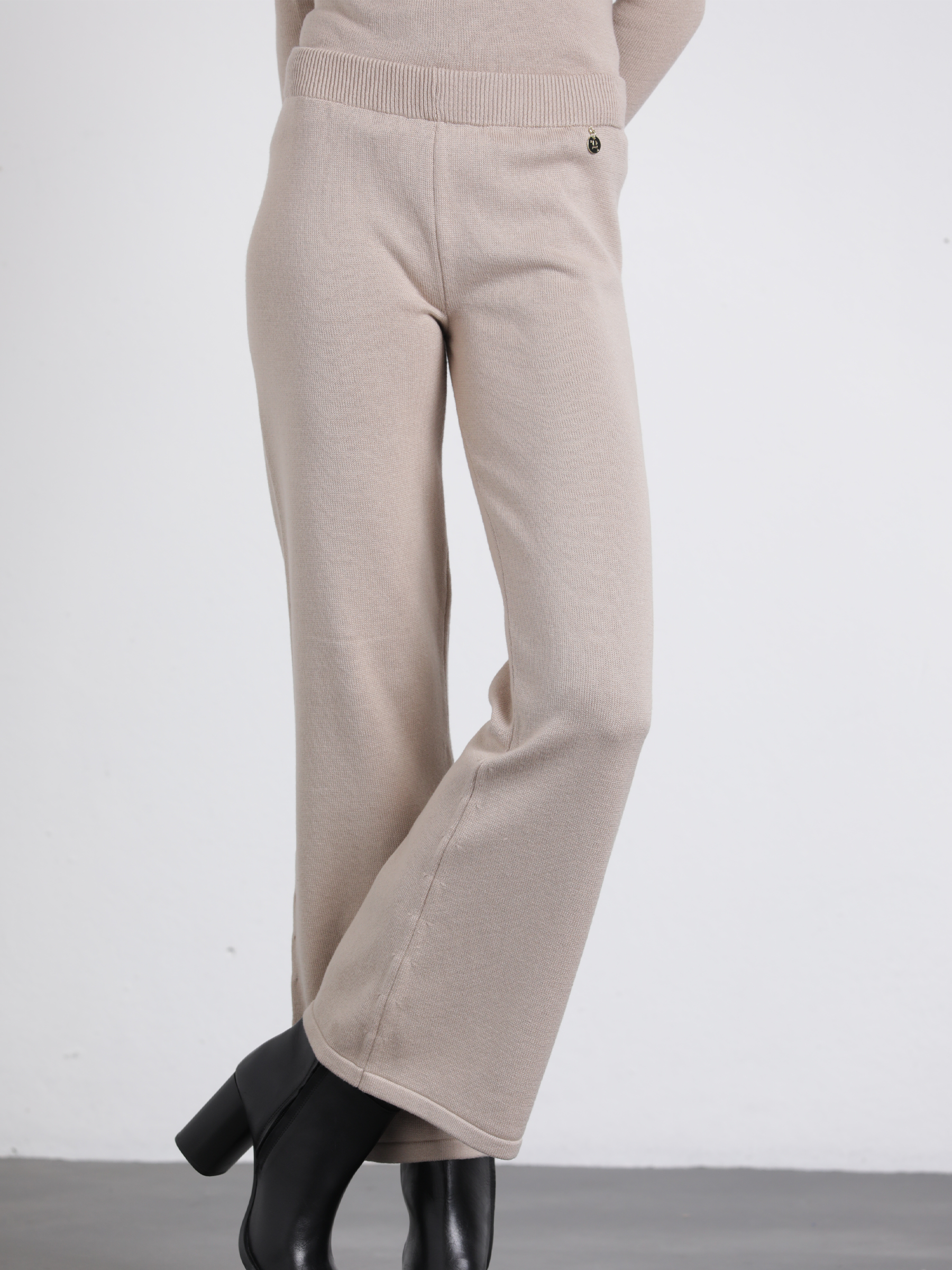 Pantaloni in maglia a zampa