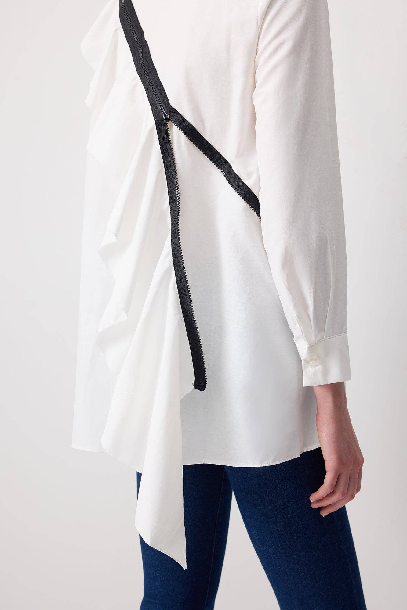 Camicia in popeline con zip e volant sul retro