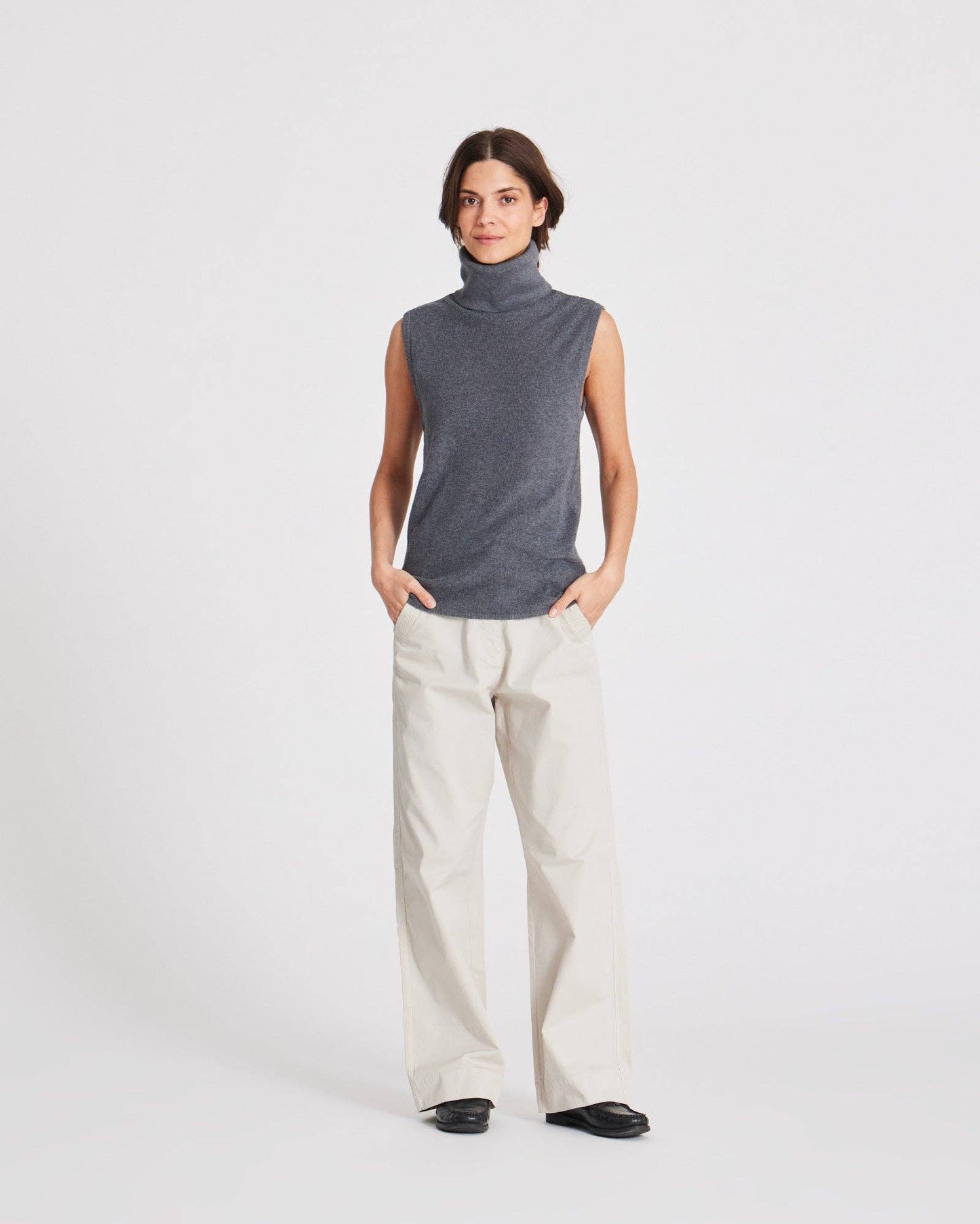 Top smanicato a collo alto in cotone biologico