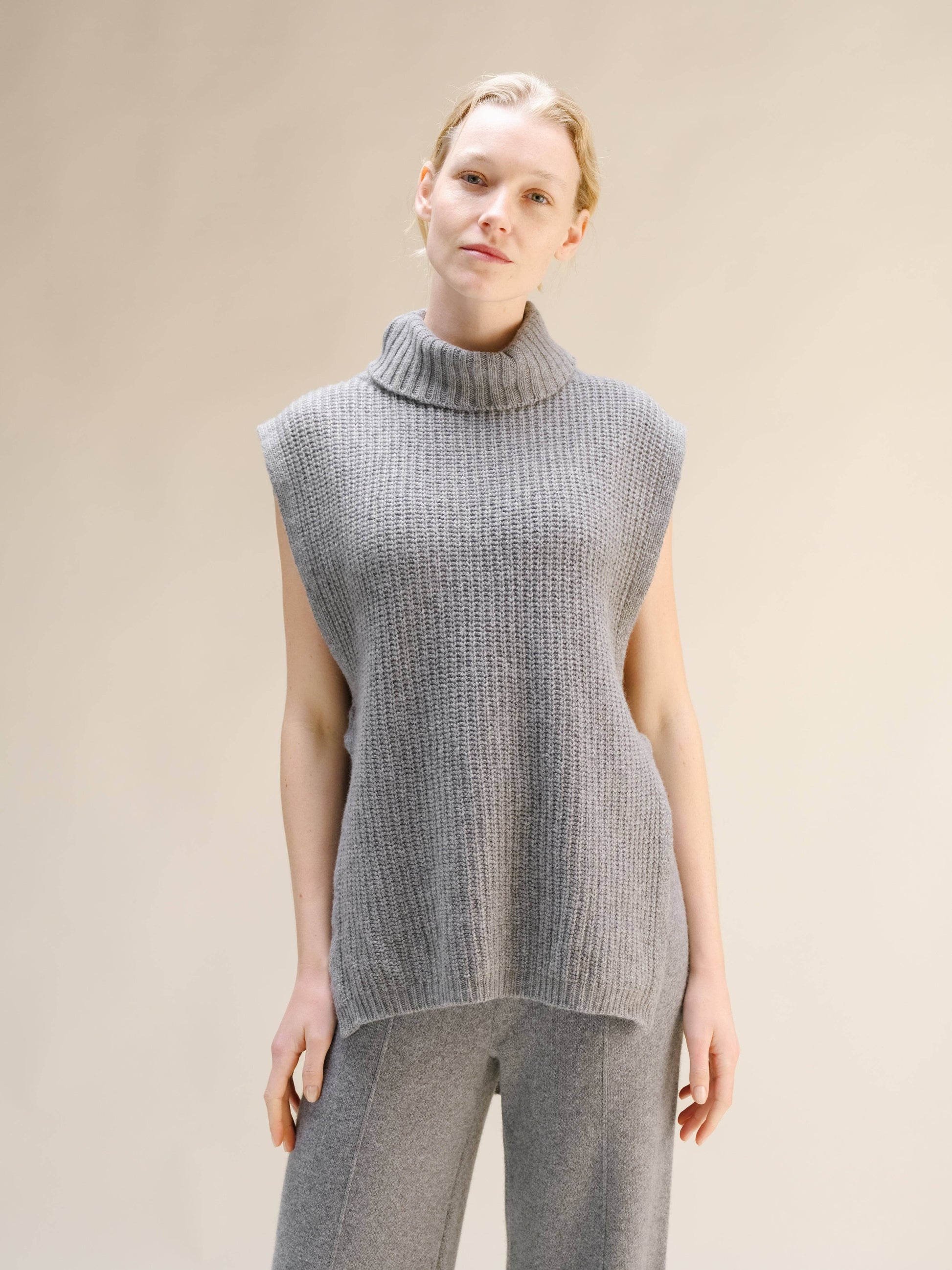 Tunica smanicata a collo alto in misto cashmere