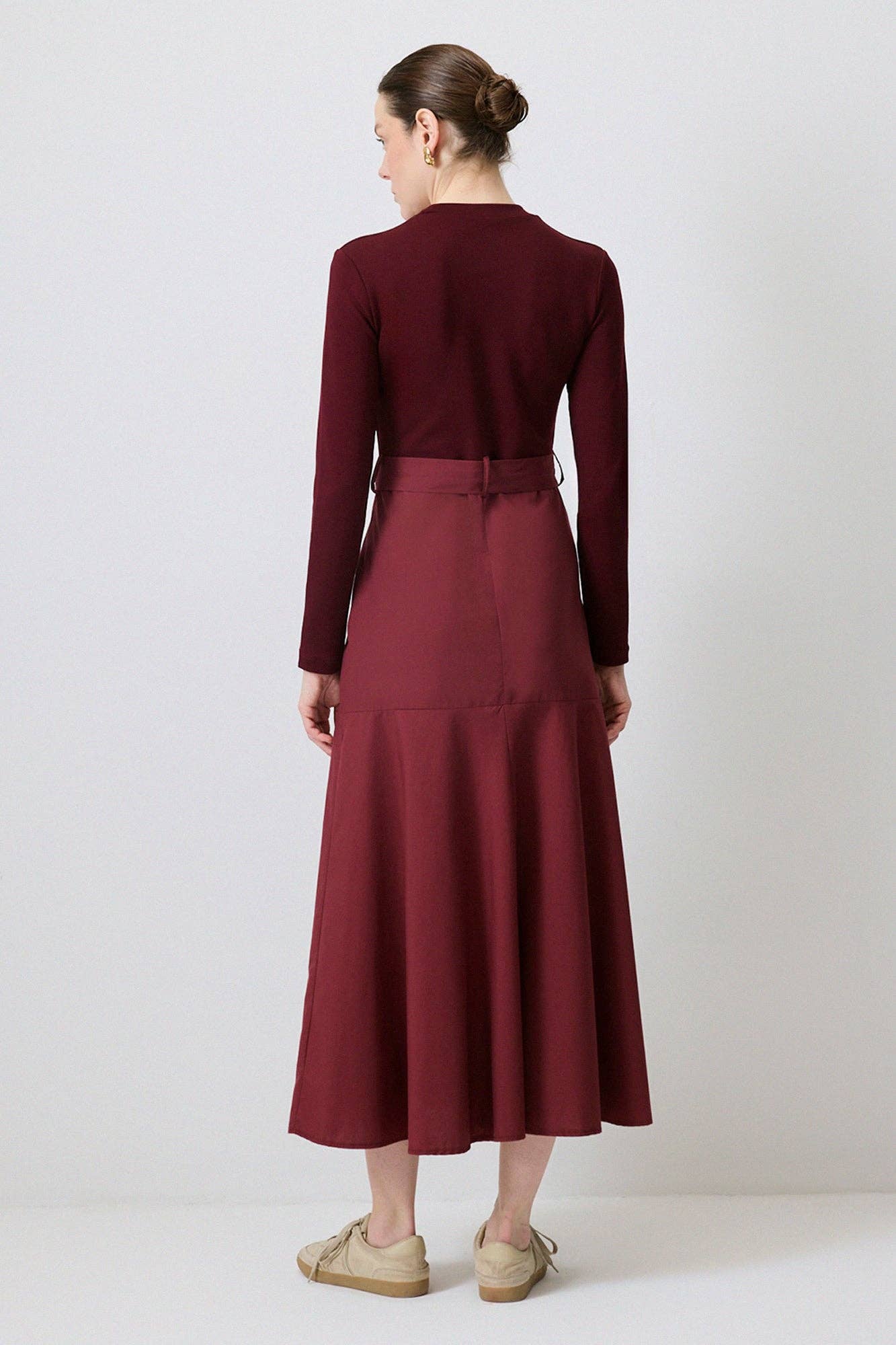 Abito midi bordeaux con cintura