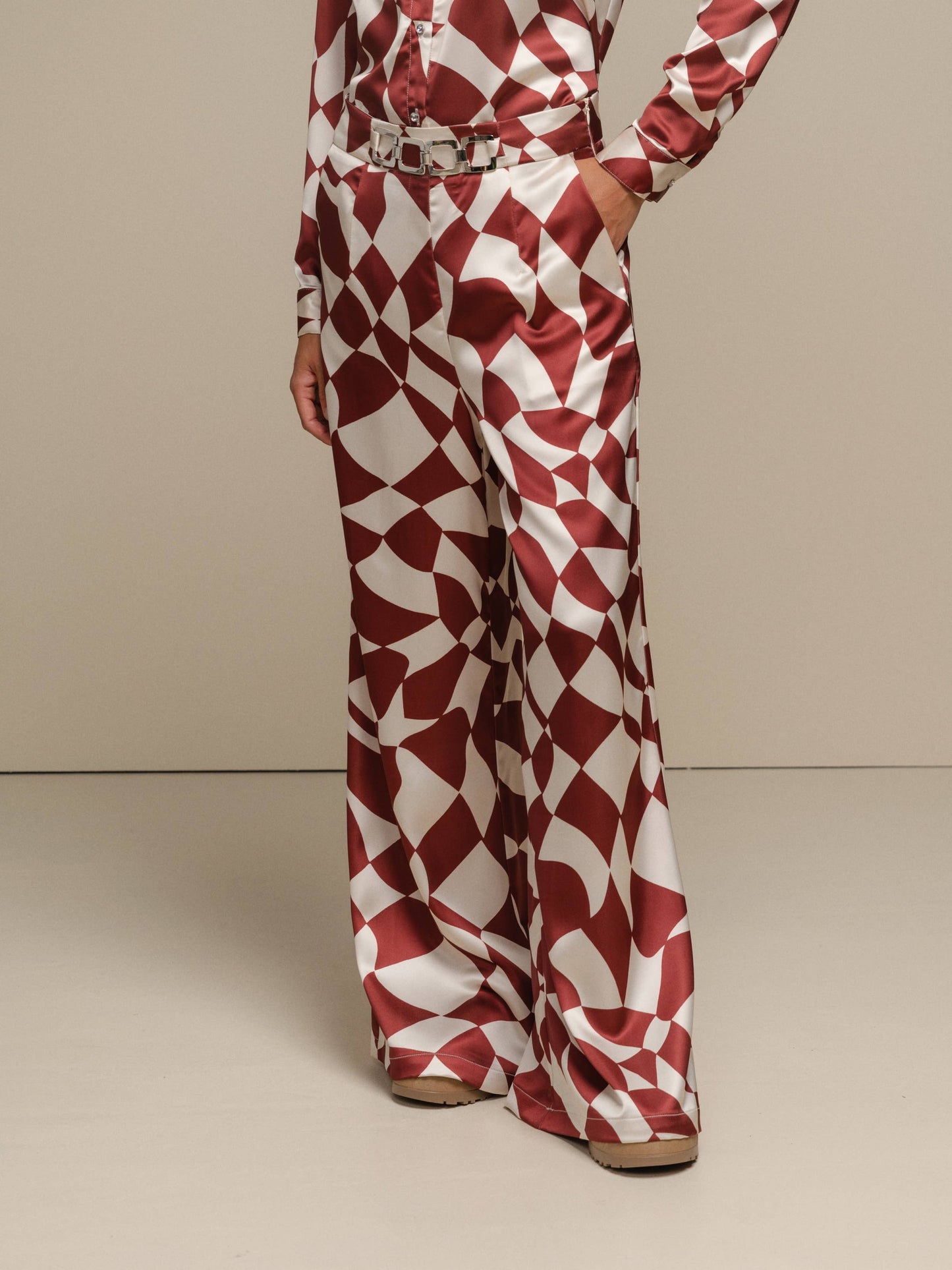 Pantaloni a palazzo con stampa geometrica color ruggine