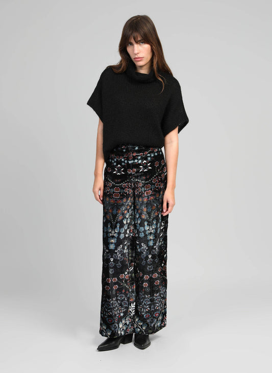 Pull oversize nero stile poncho con collo alto