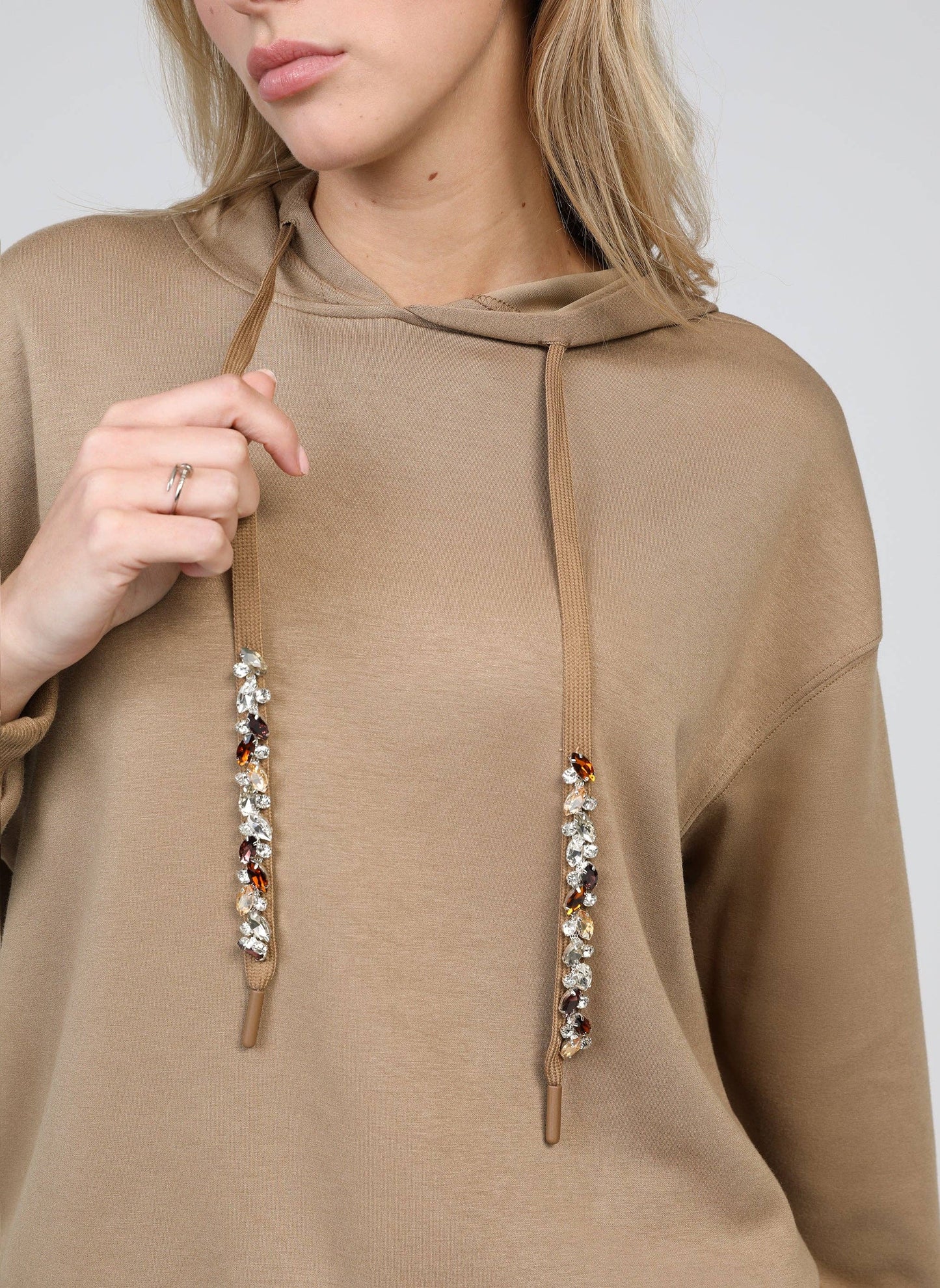 Felpa hoodie Anika cammello con coulisse gioiello