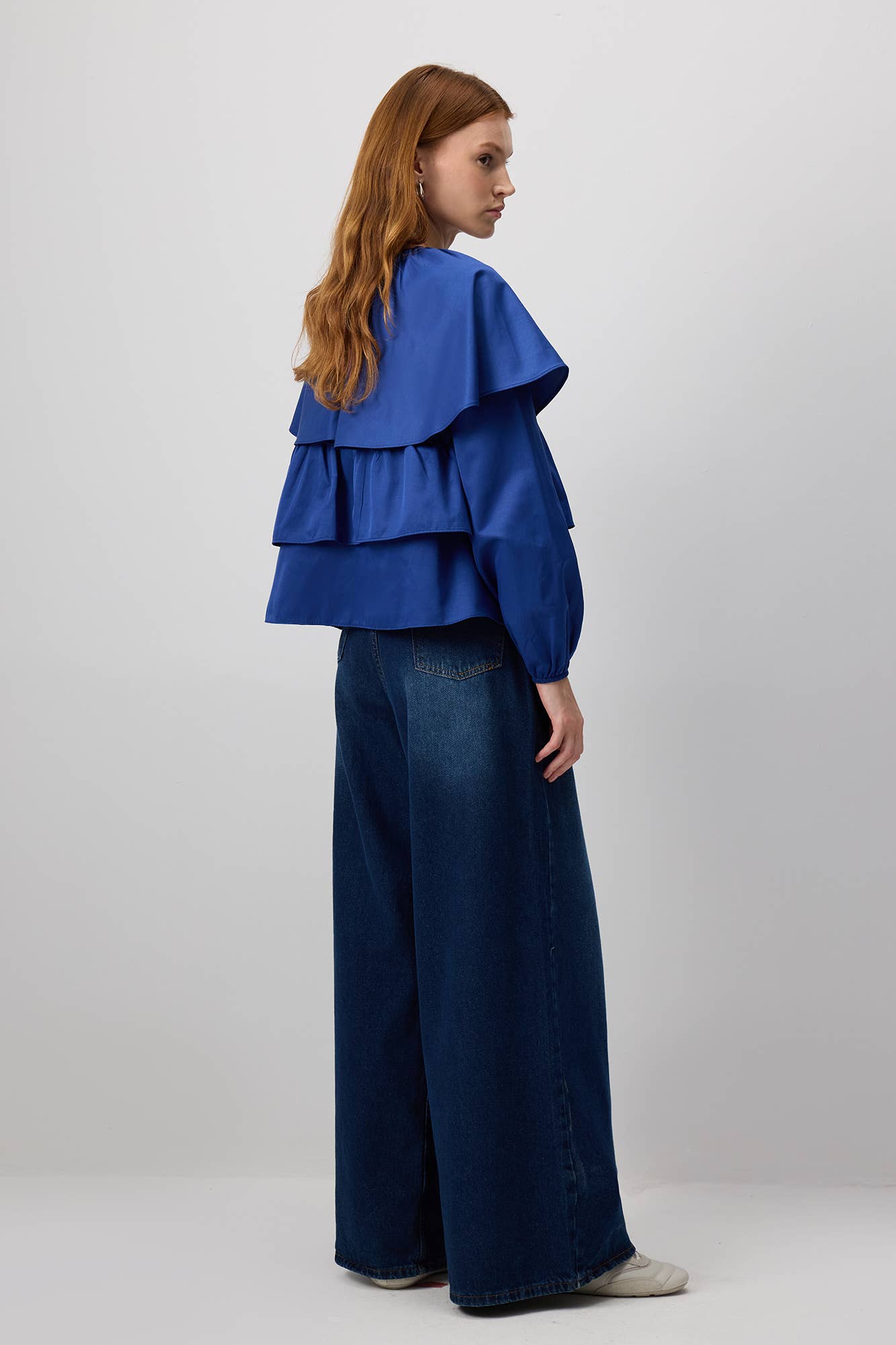 Blusa corta indaco con balze e maniche a sbuffo in cotone misto