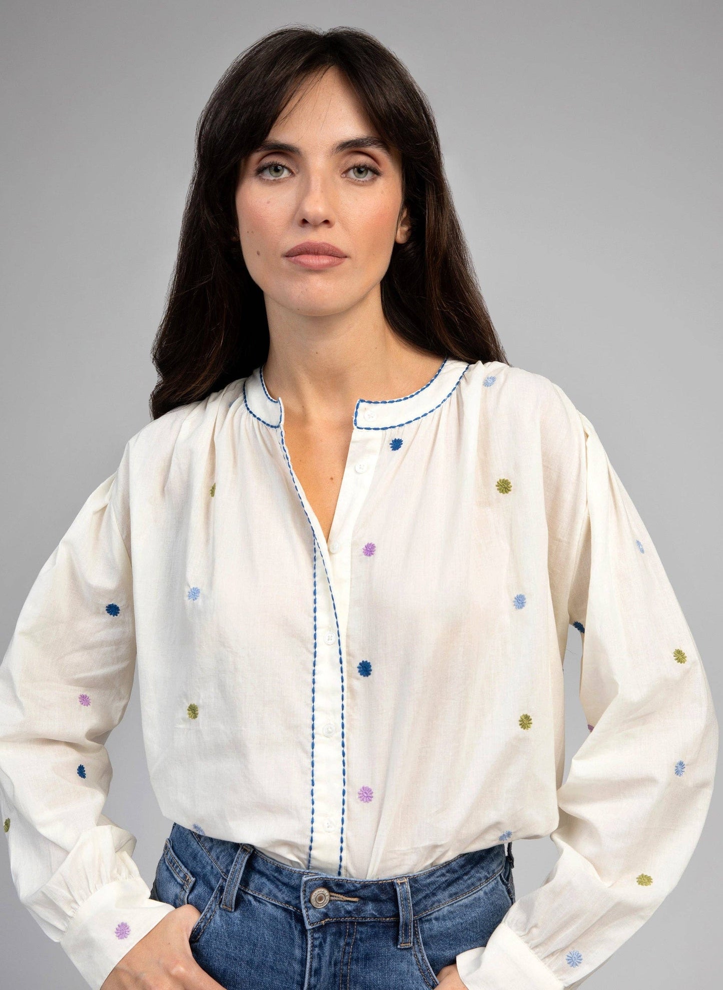 Camicia Sadèle in popeline con ricami multicolor