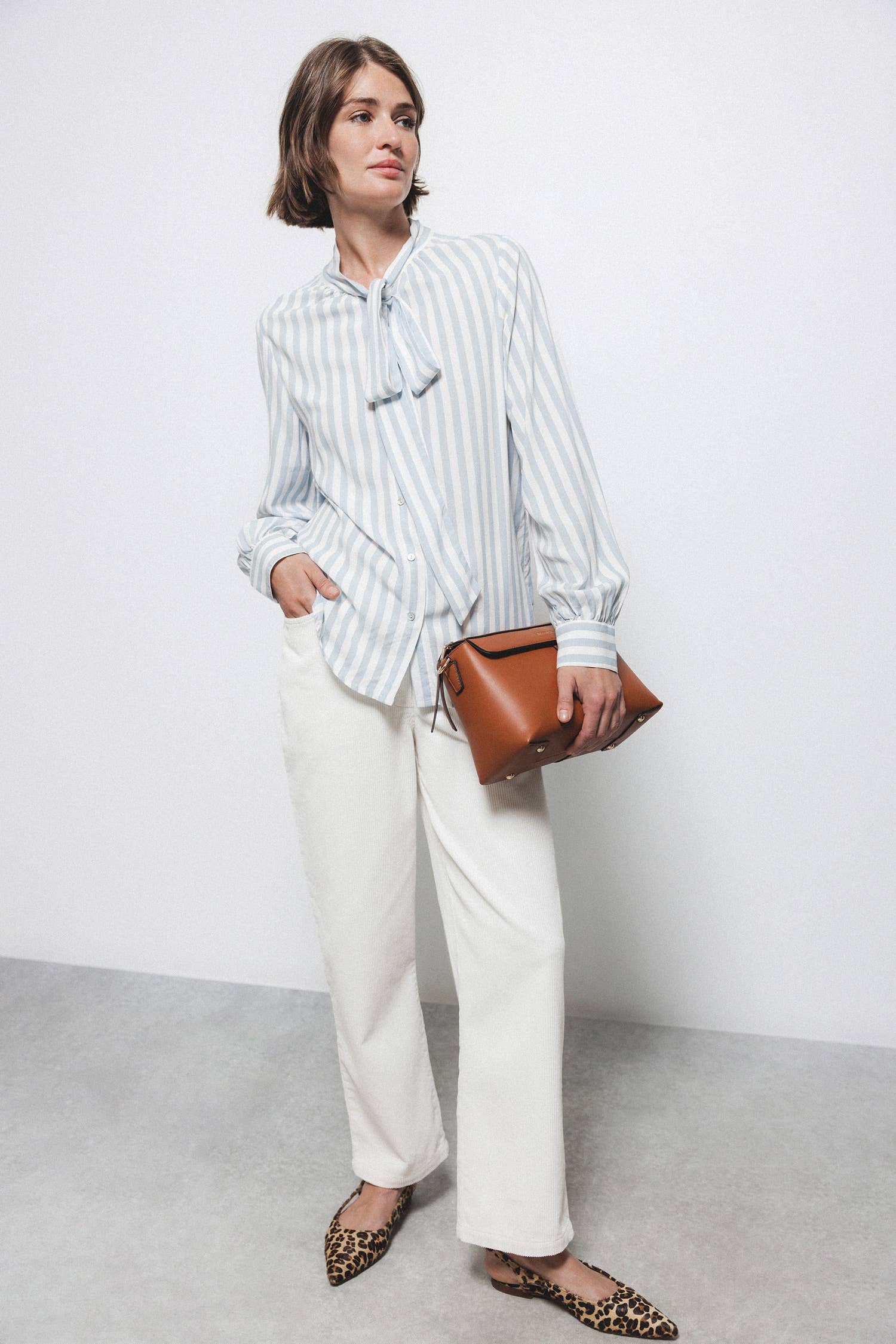 Camicia a righe con fiocco al collo