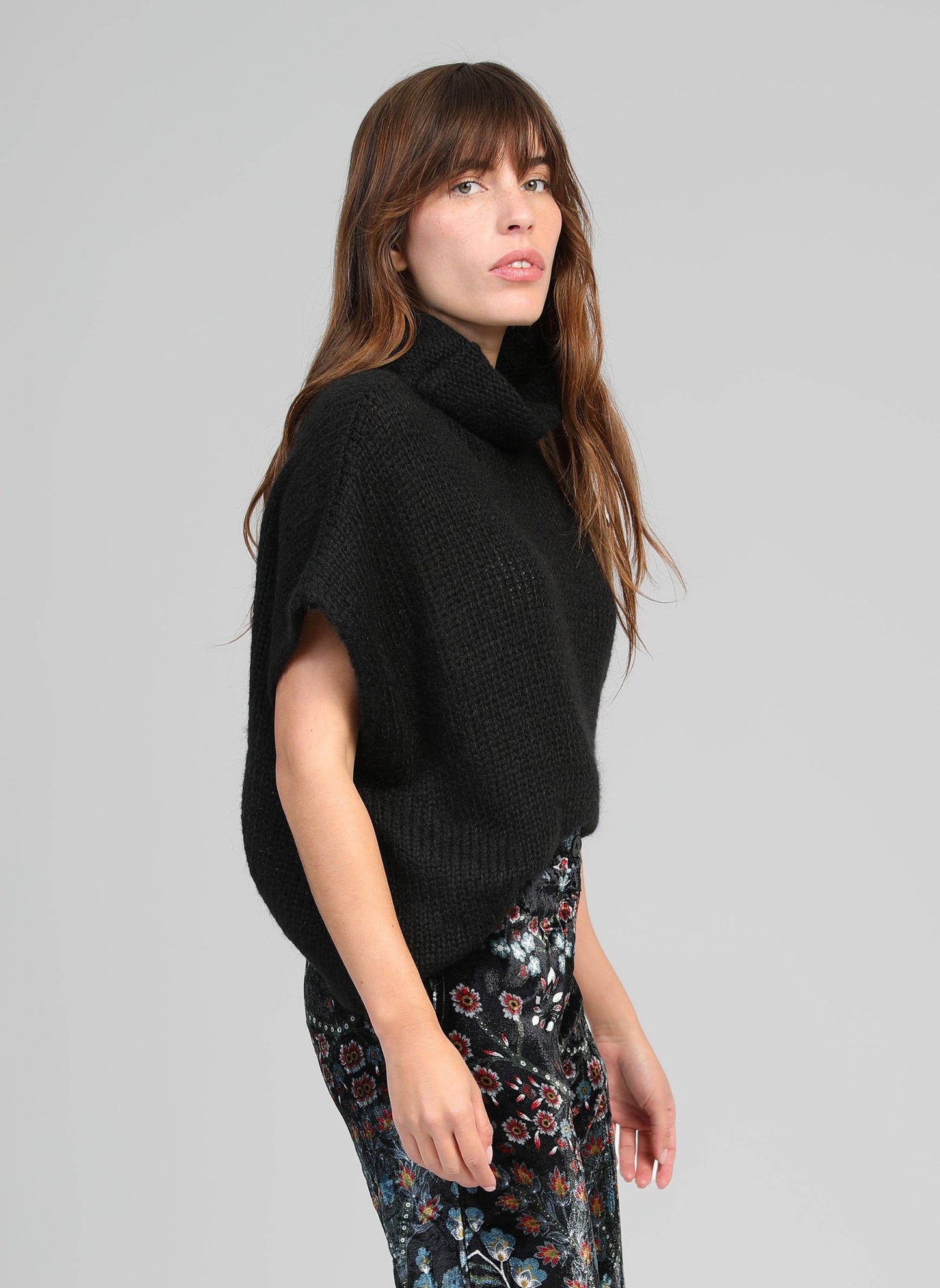 Pull oversize nero stile poncho con collo alto