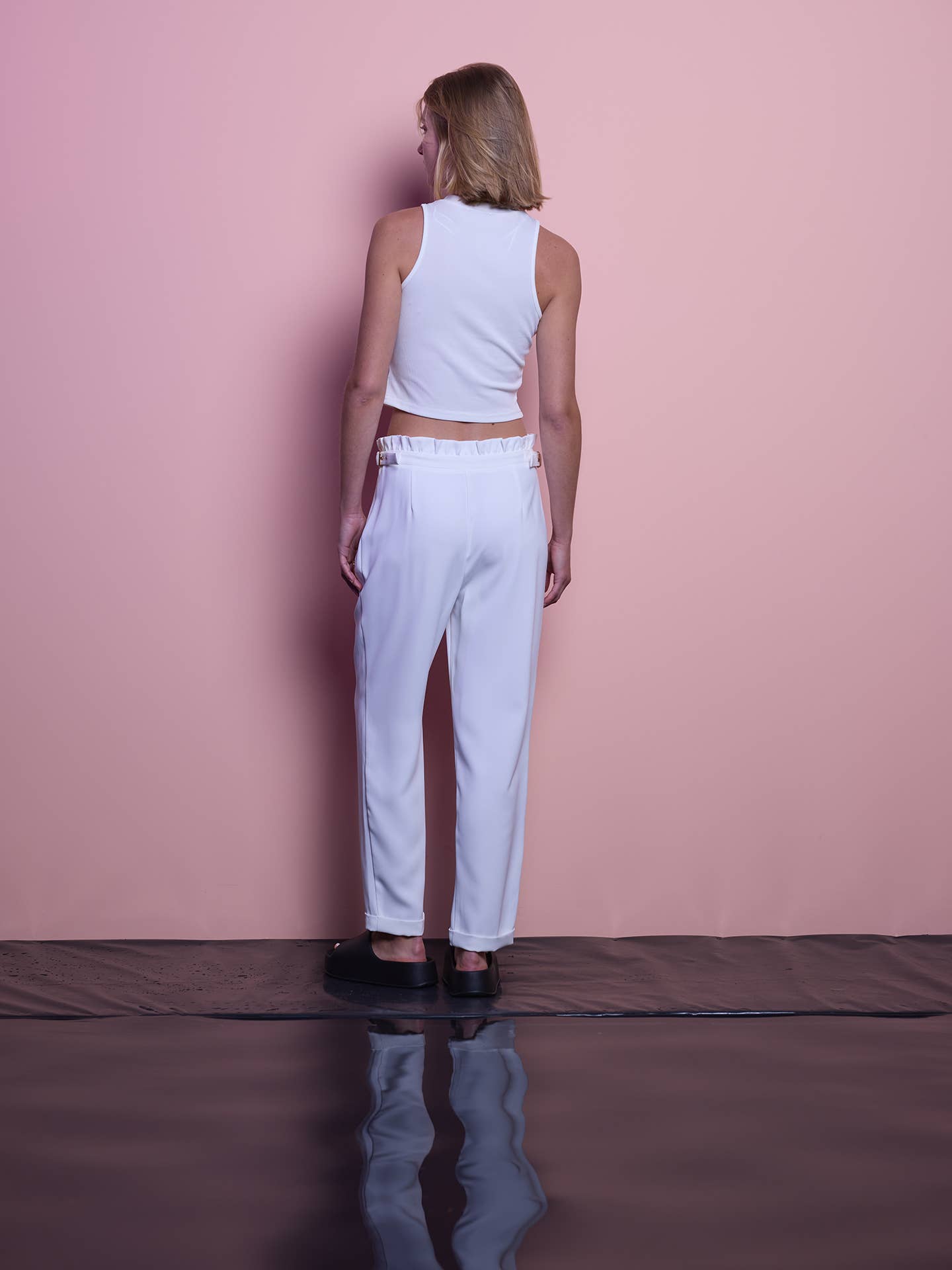 Pantaloni a vita alta color perla con bottoni dorati