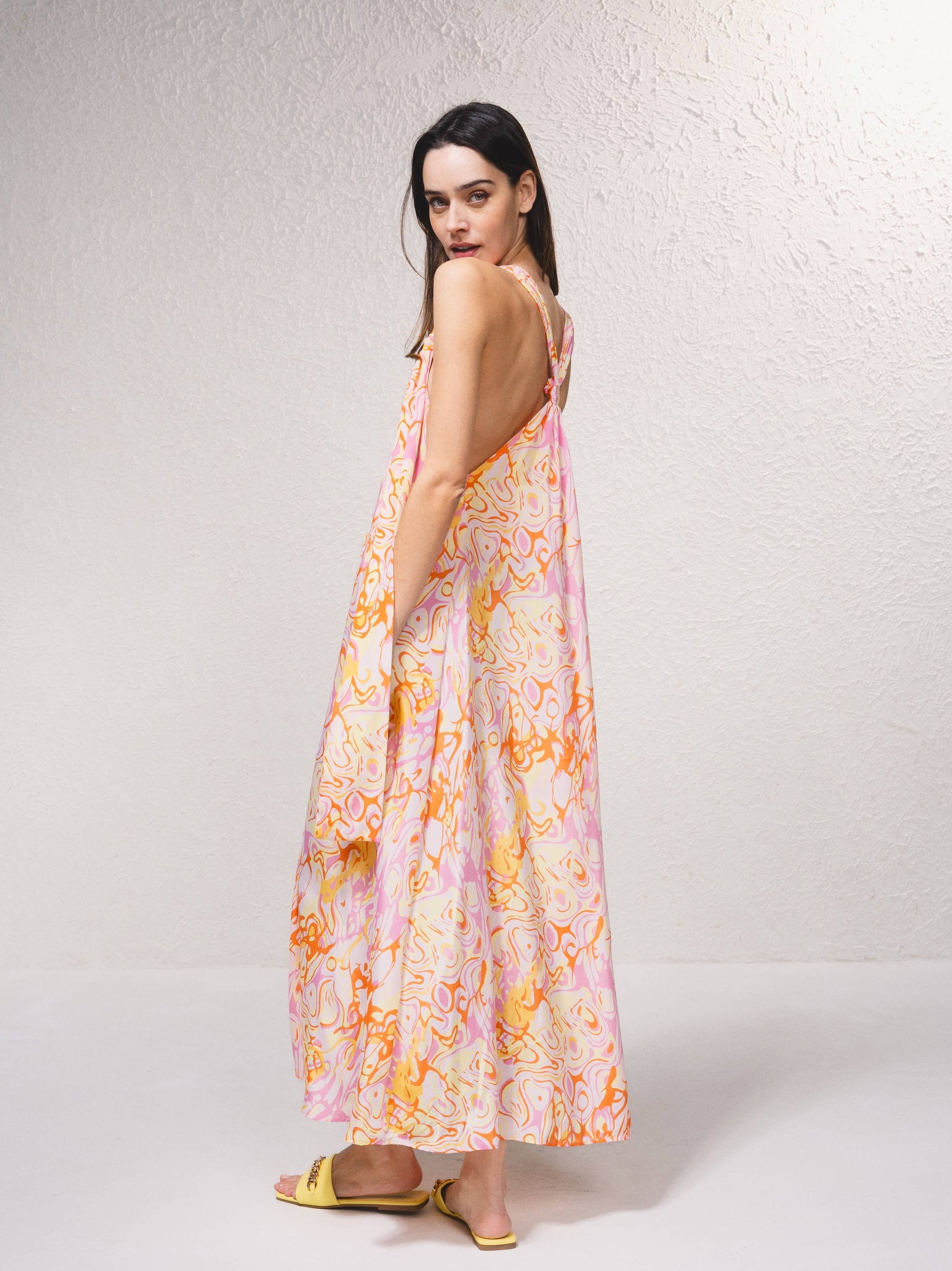 Vestito lungo fluido con scollo a V e stampa astratta
