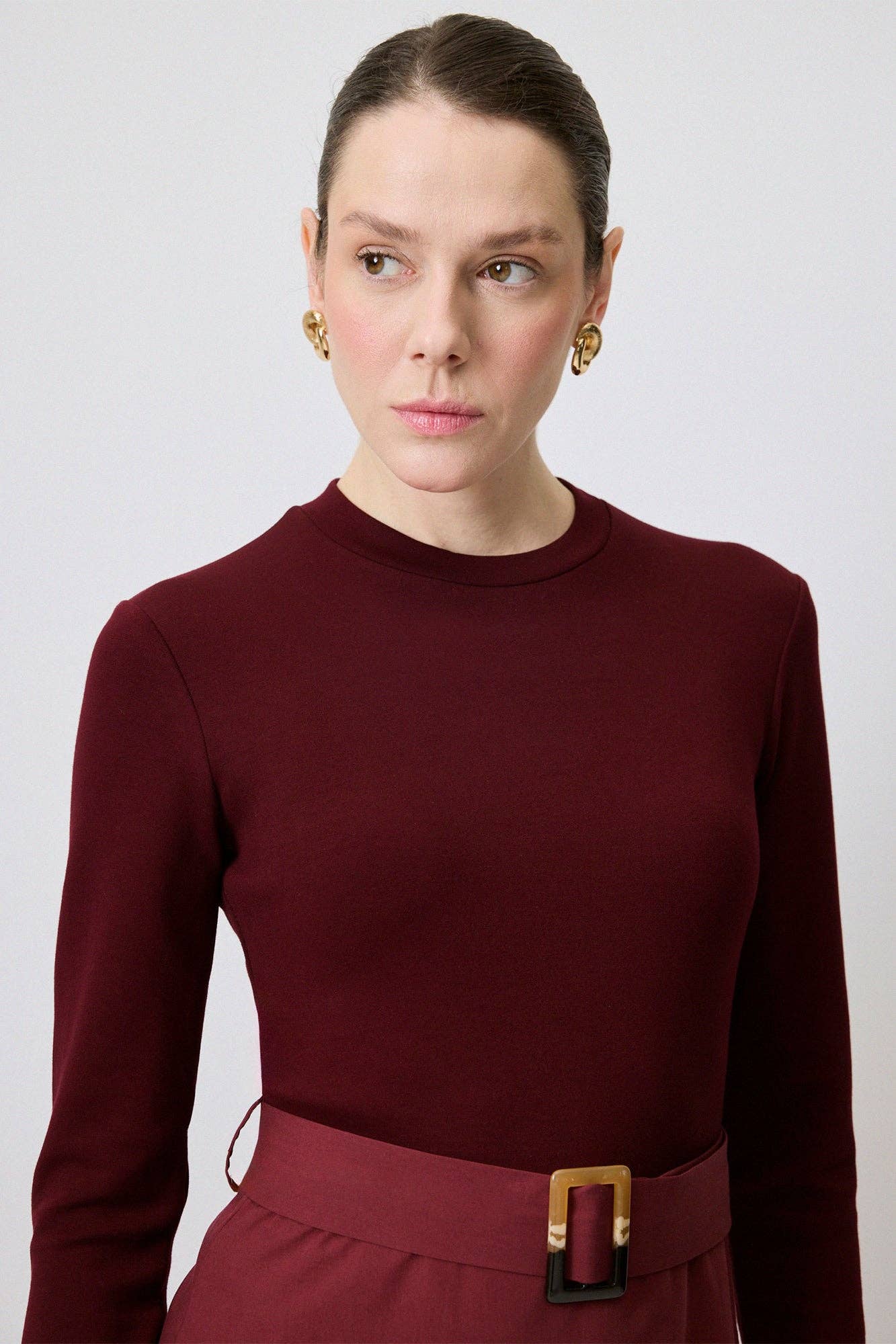 Abito midi bordeaux con cintura