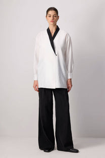Blazer kimono bicolore bianco e nero con revers a contrasto