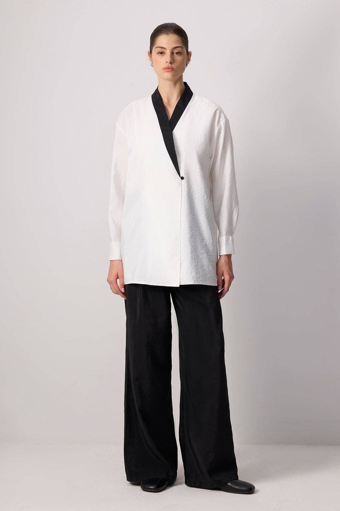 Blazer kimono bicolore bianco e nero con revers a contrasto
