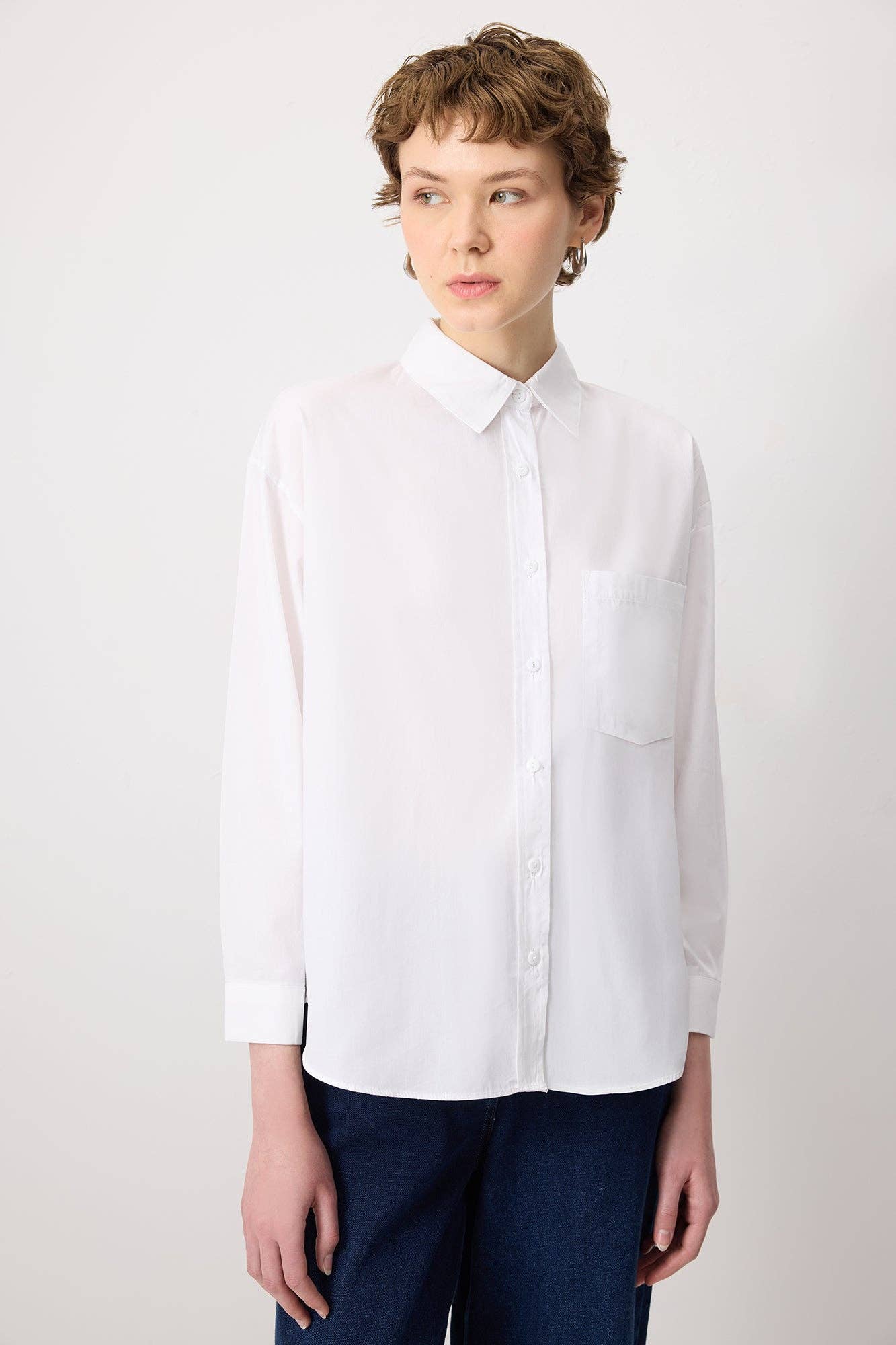 Camicia essenziale oversize in viscosa bianca con tasca
