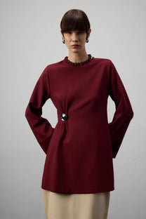 Camicetta drappeggiata con accessorio metallico